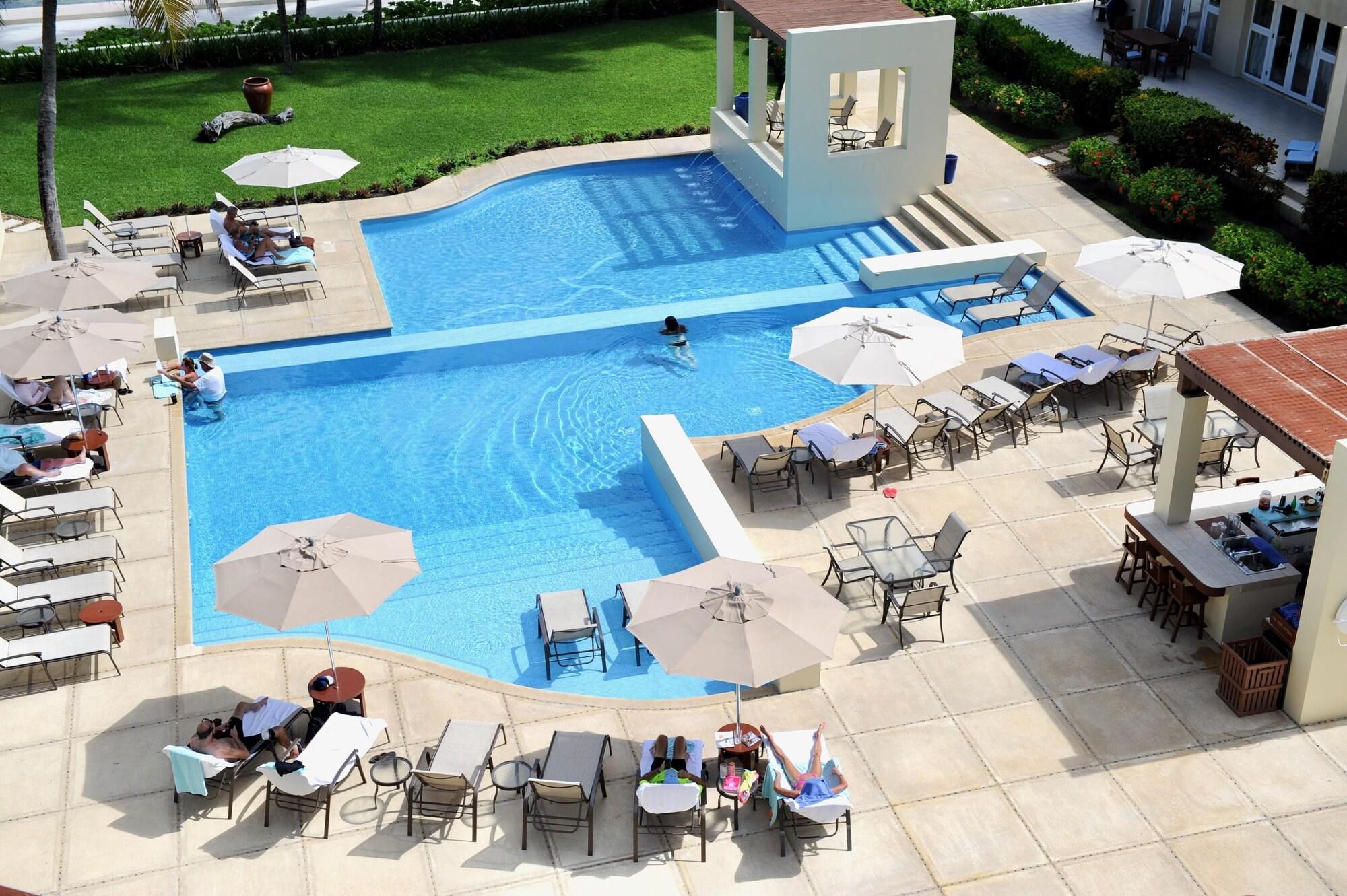 Vista Piscina The Phoenix Resort