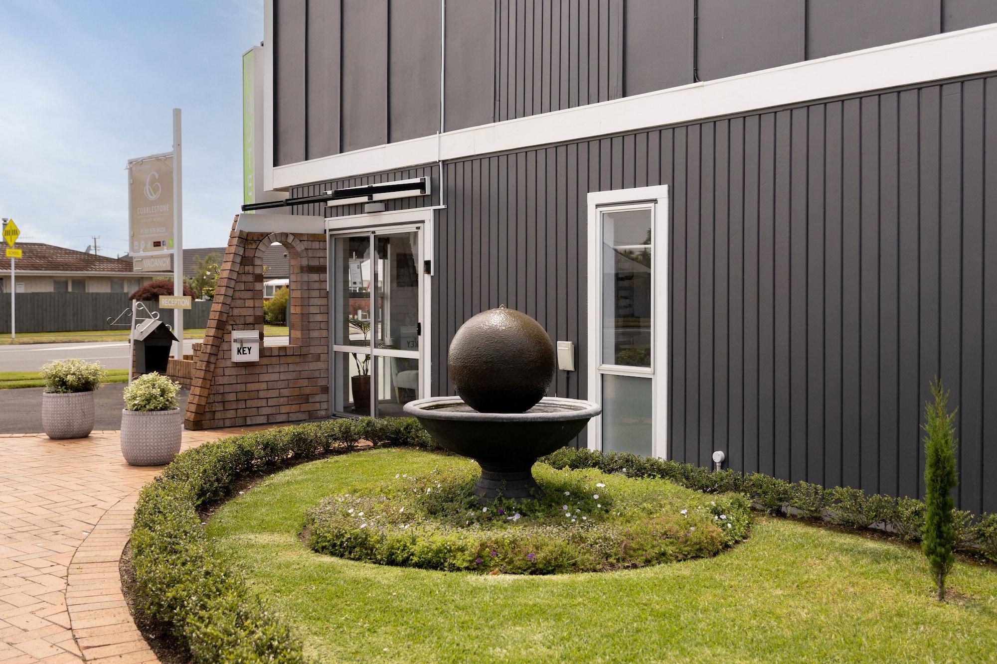 Vista Exterior Cobblestone Court Motel – Wenzel Motels