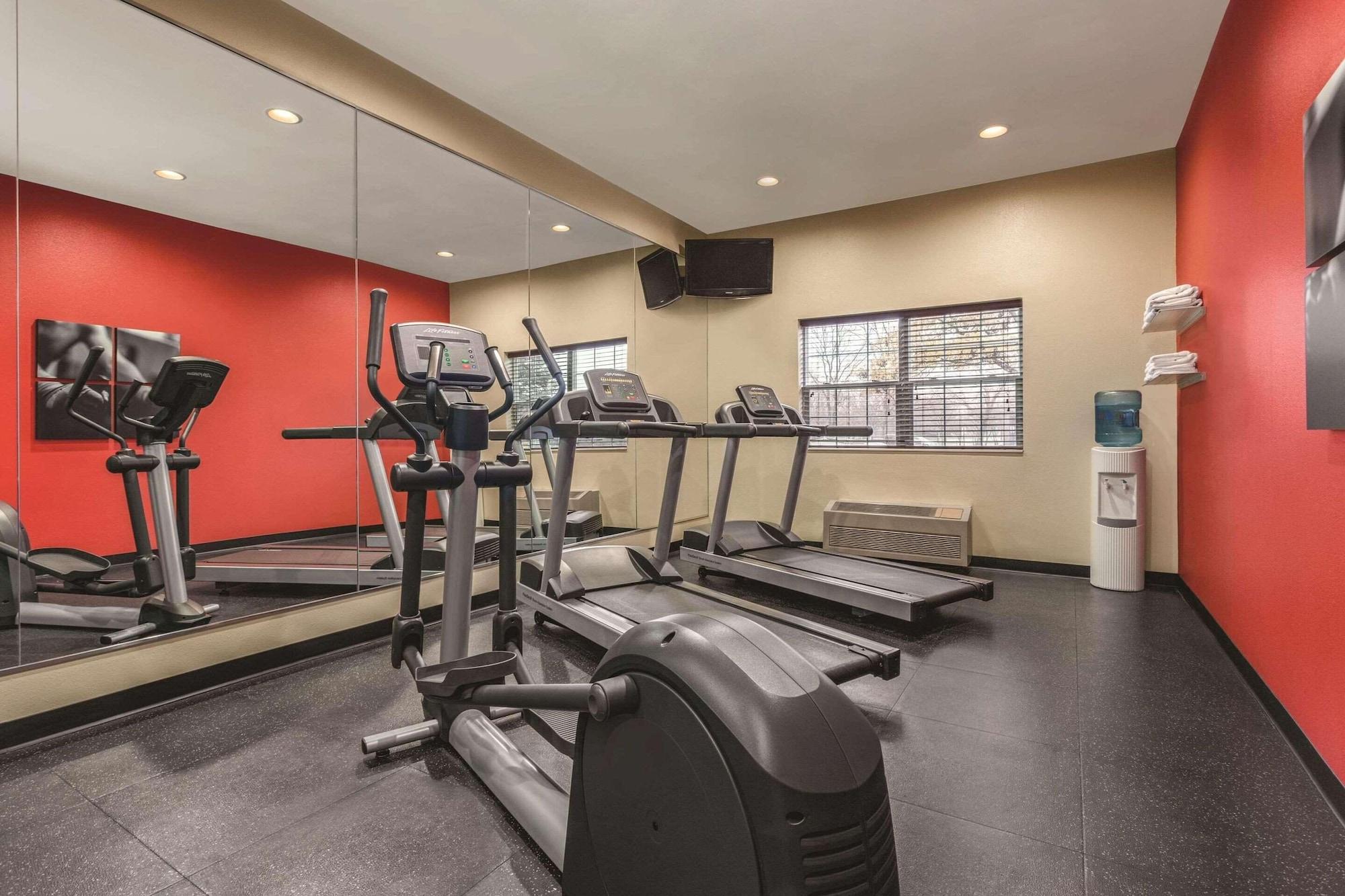 Gimnasio Country Inn & Suites by Radisson, Dakota Dunes, SD