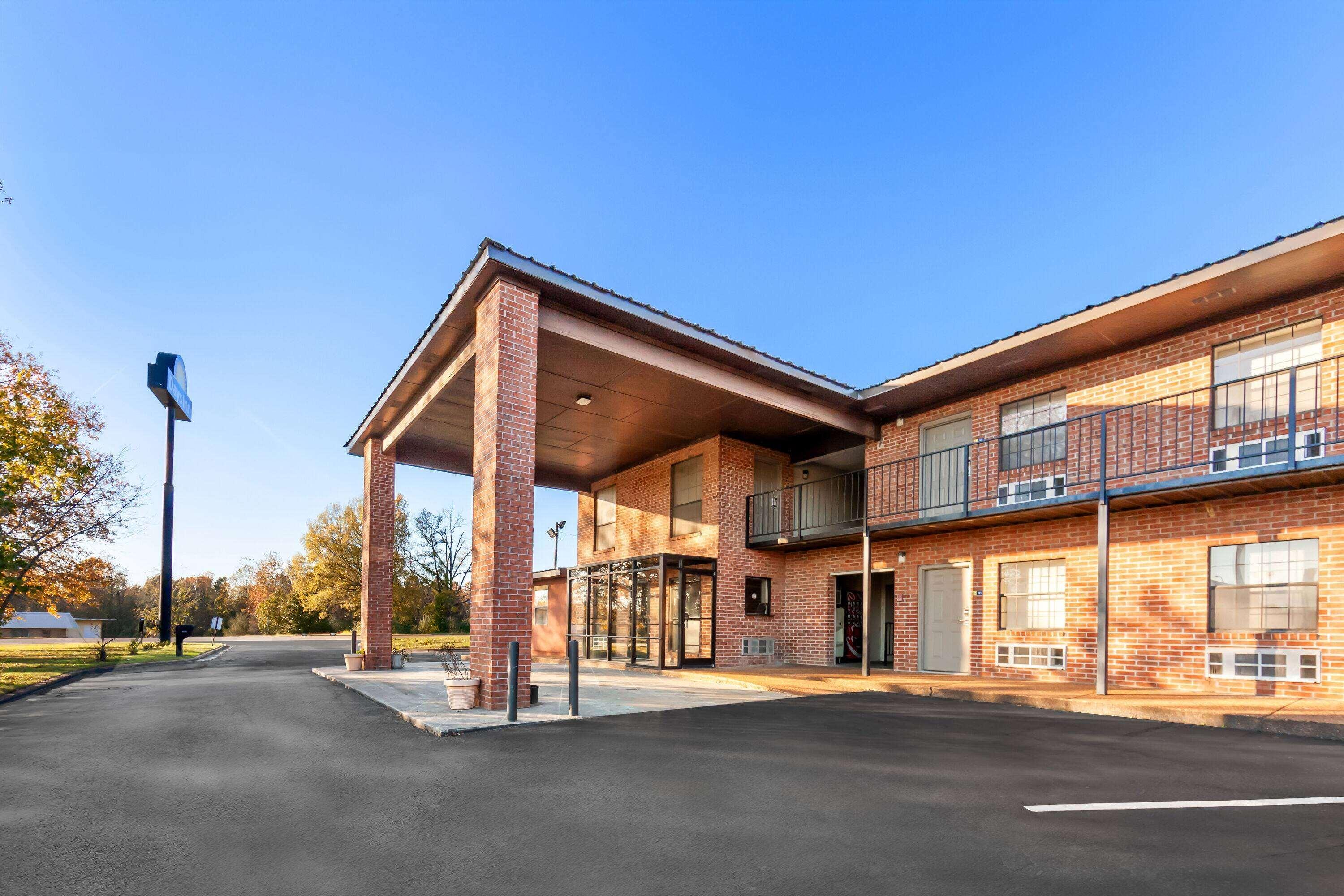 Vista Exterior Days Inn by Wyndham Brownsville