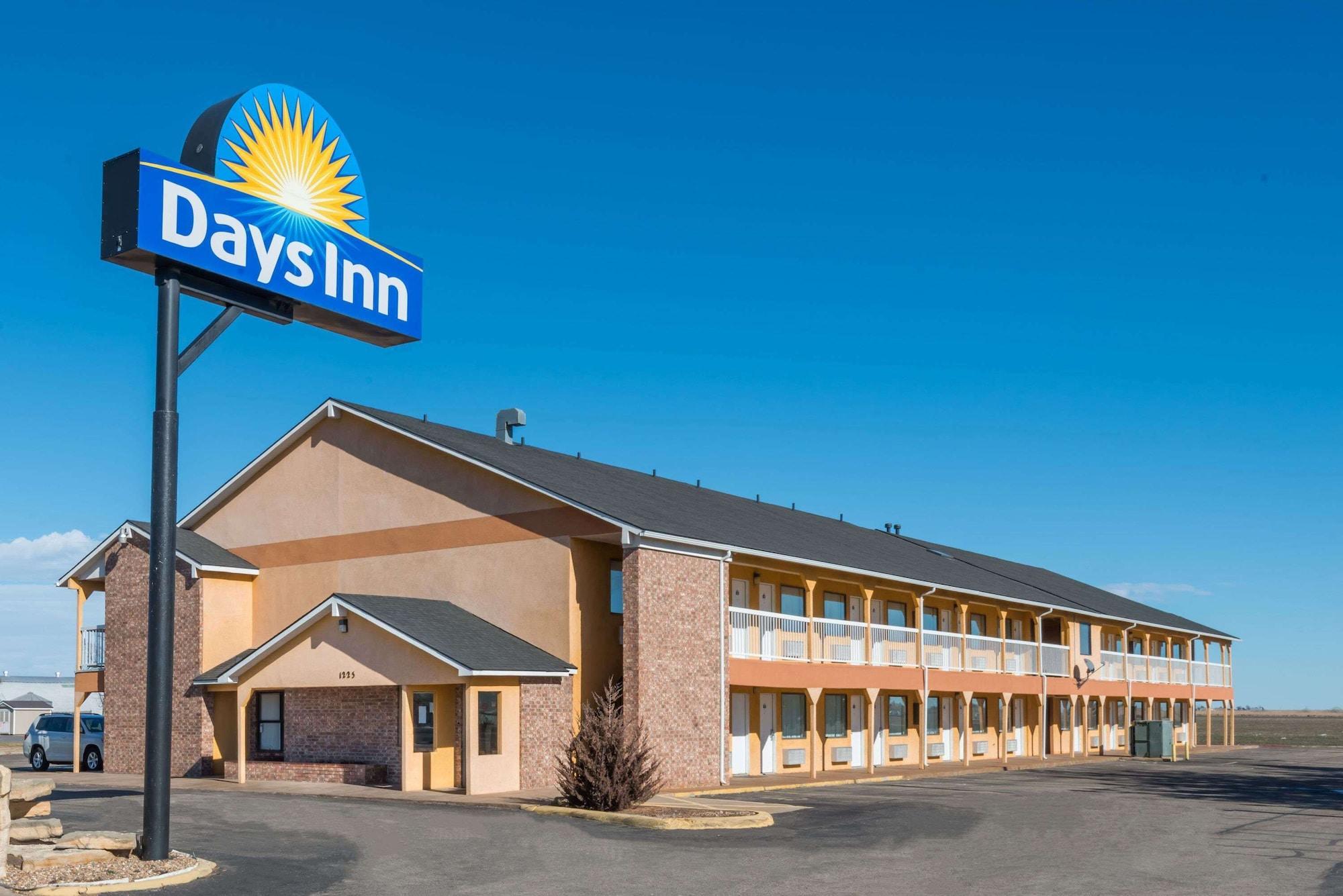 Vista Exterior Days Inn by Wyndham Russell