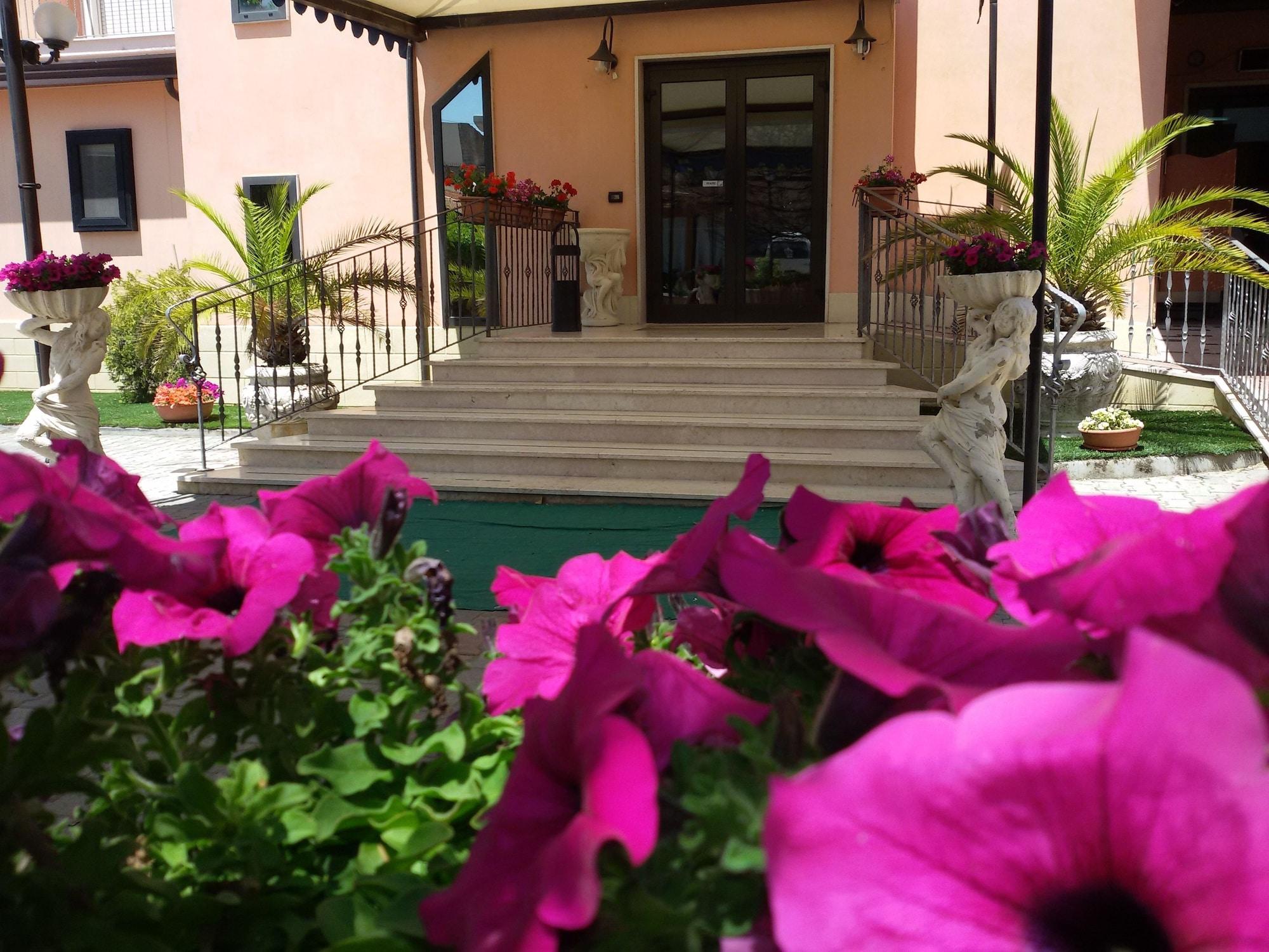 Vista Exterior Hotel Leon