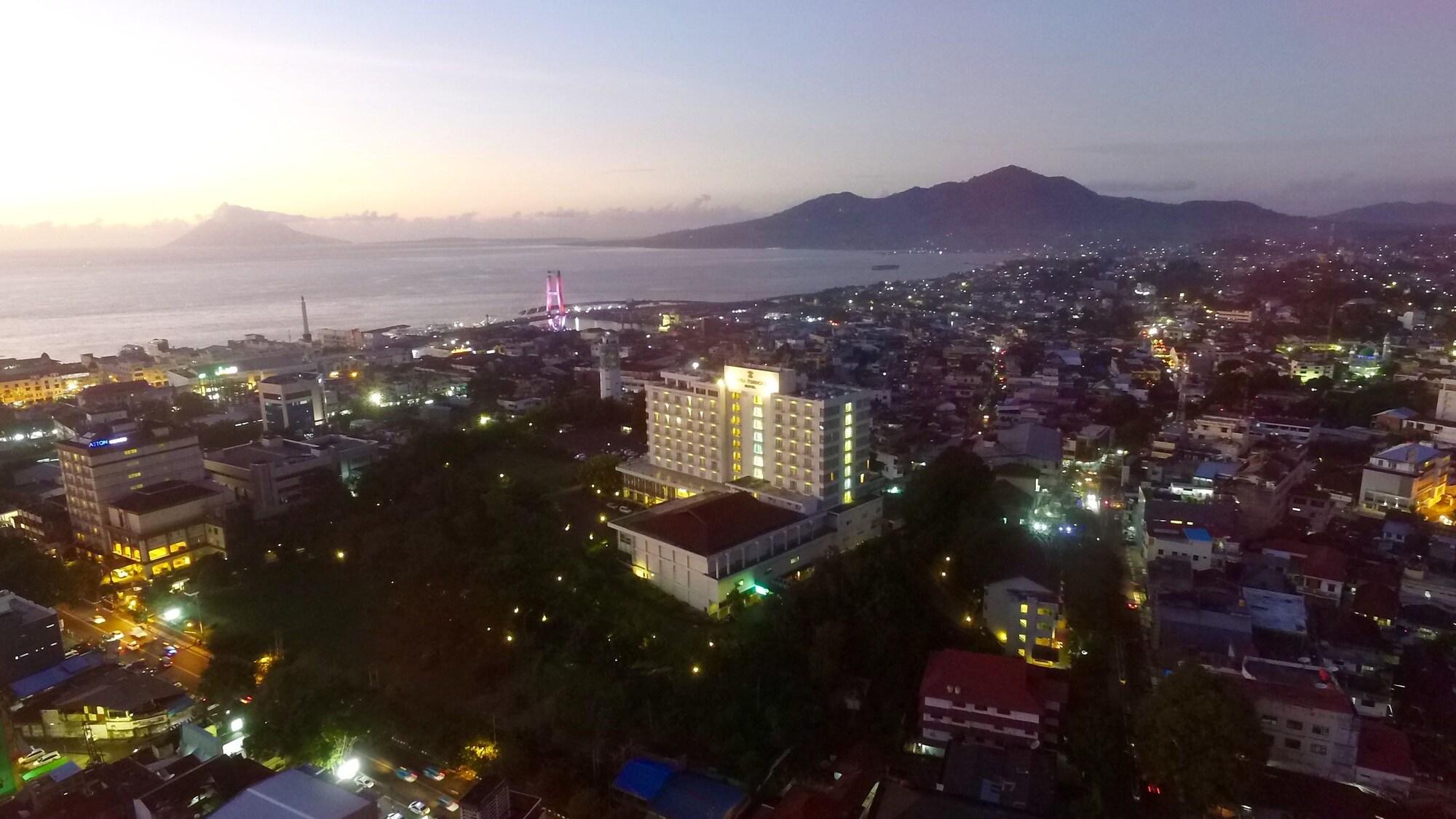 Vista Exterior Sintesa Peninsula Hotel Manado