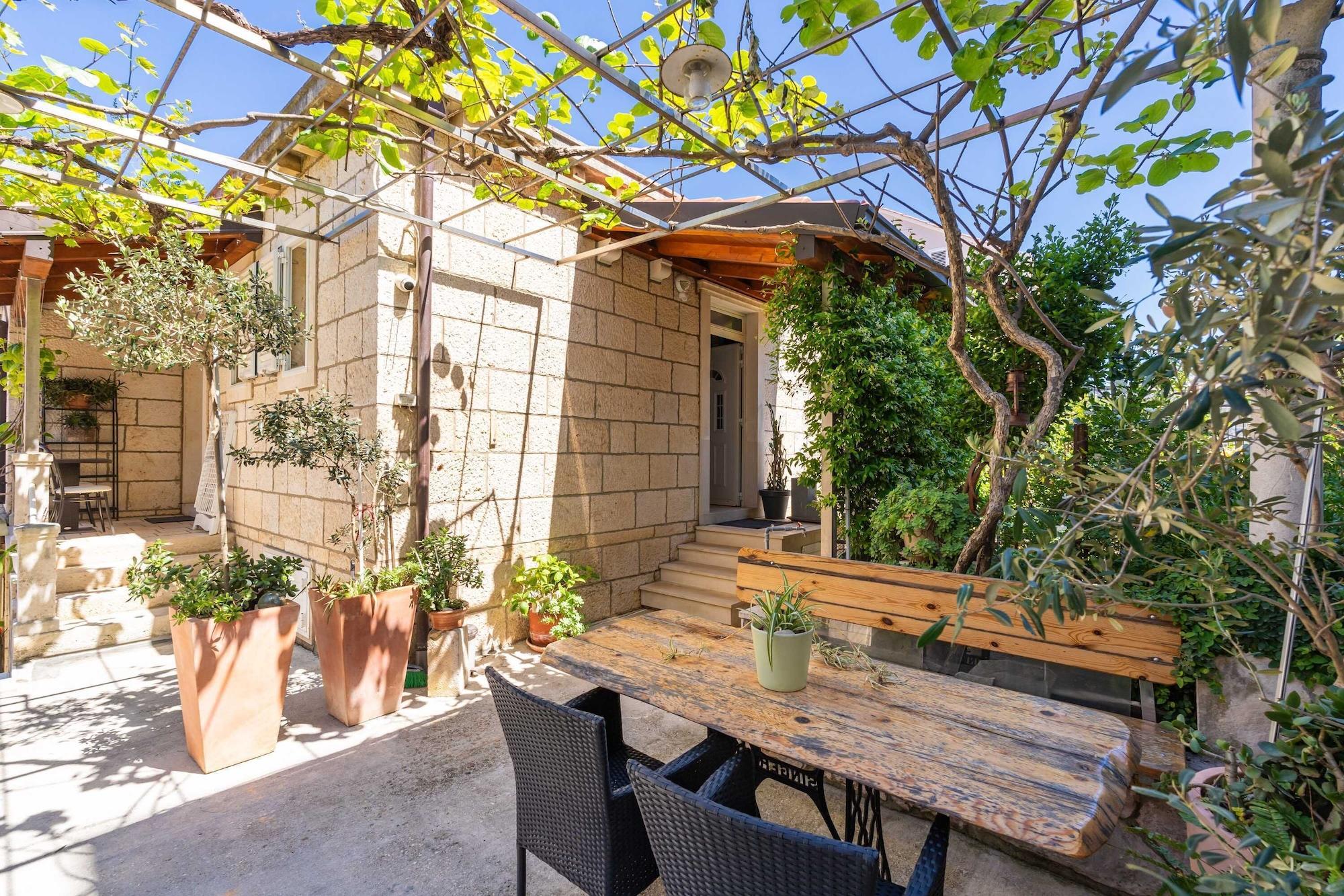 Vista Exterior Apartments & Room Frane