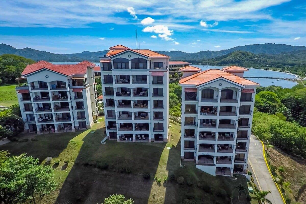 Estacionamiento Exquisitely decorated 5th-floor aerie with views of two bays in Flamingo