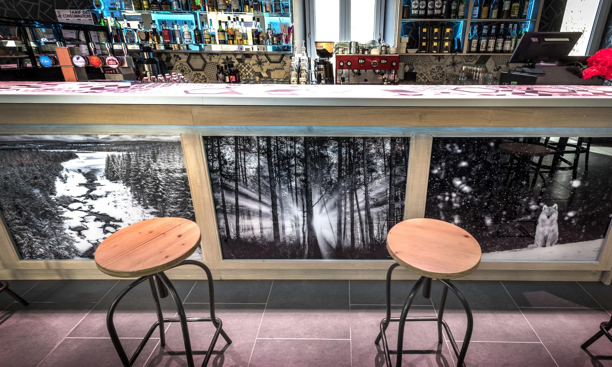 Bar/Salón Logis Hôtel Restaurant Les 2 Rives - A75, en bordure de rivière