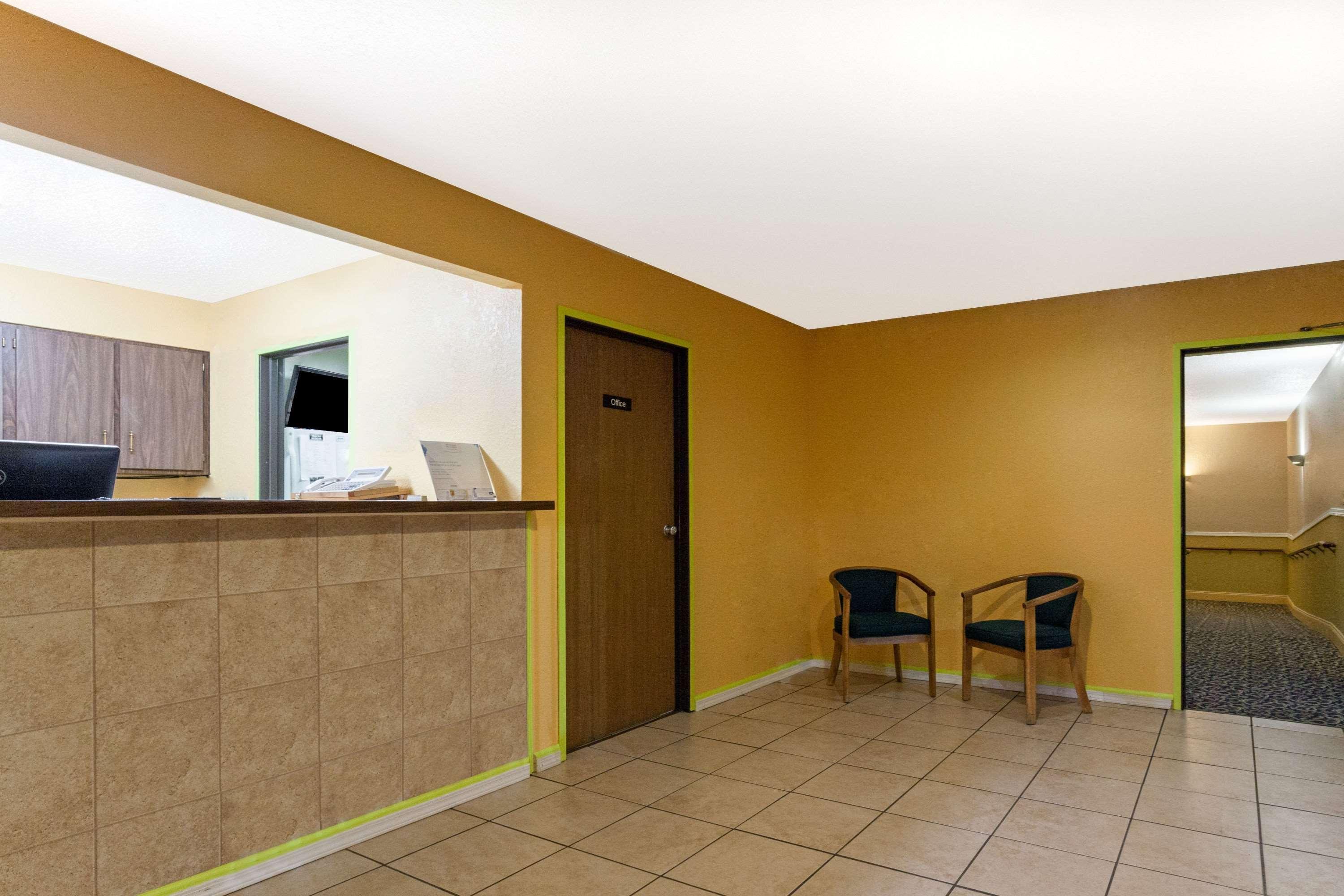 Vista Lobby Super 8 by Wyndham Bath Hammondsport Area