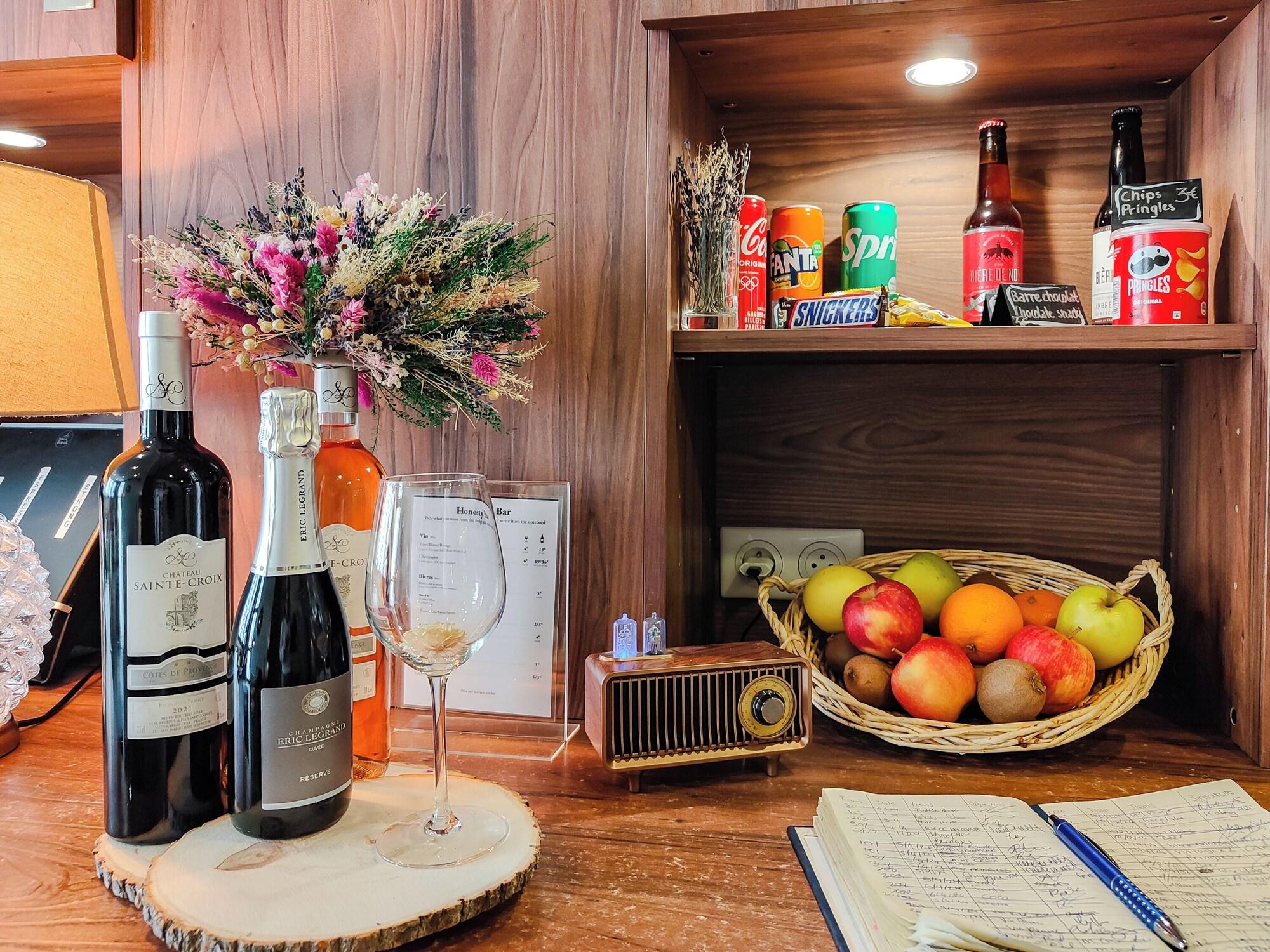 Bar/Salón Hôtel de France, un hôtel AMMI