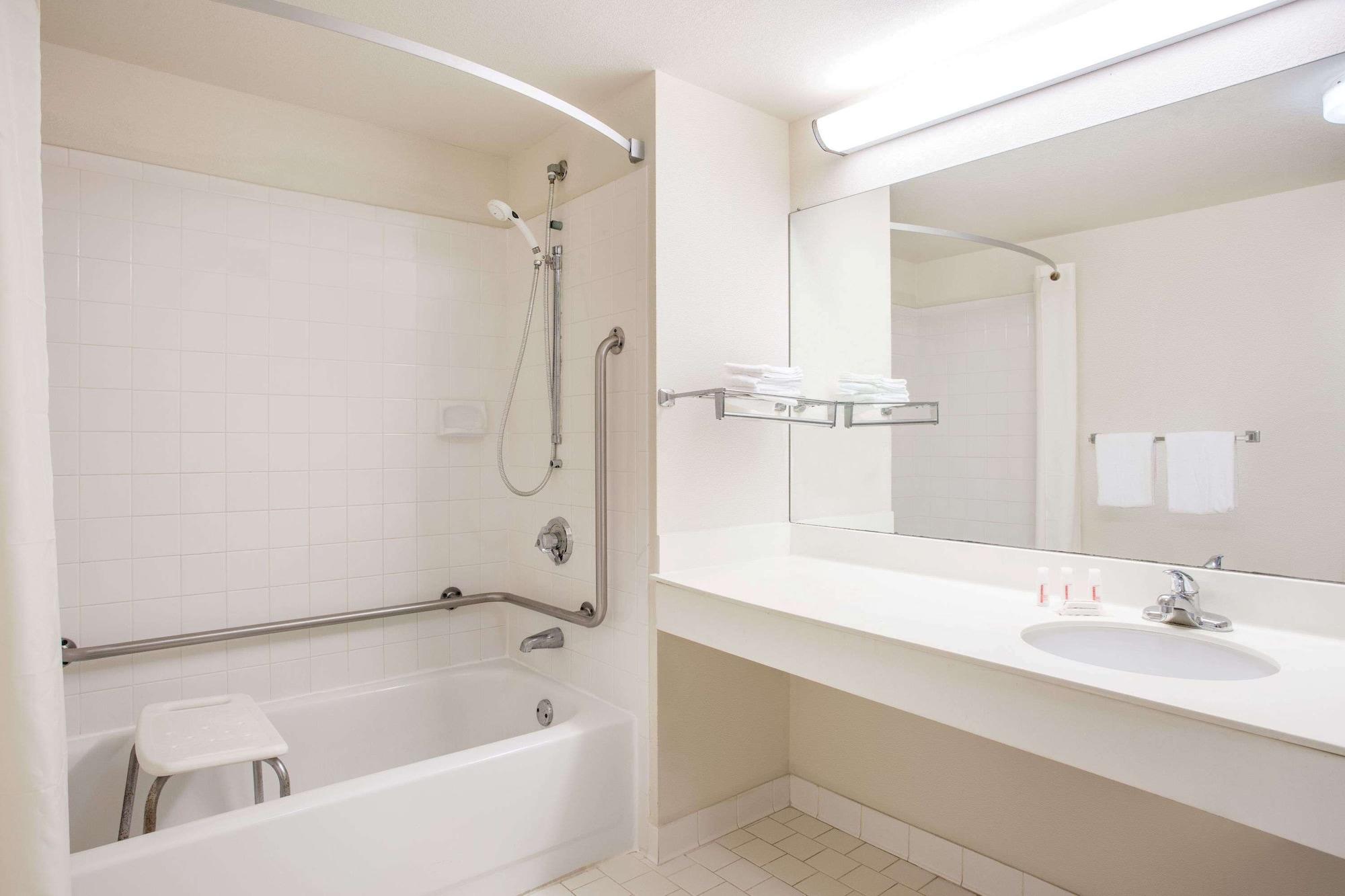 Equipamiento de Habitación Super 8 by Wyndham Lavonia