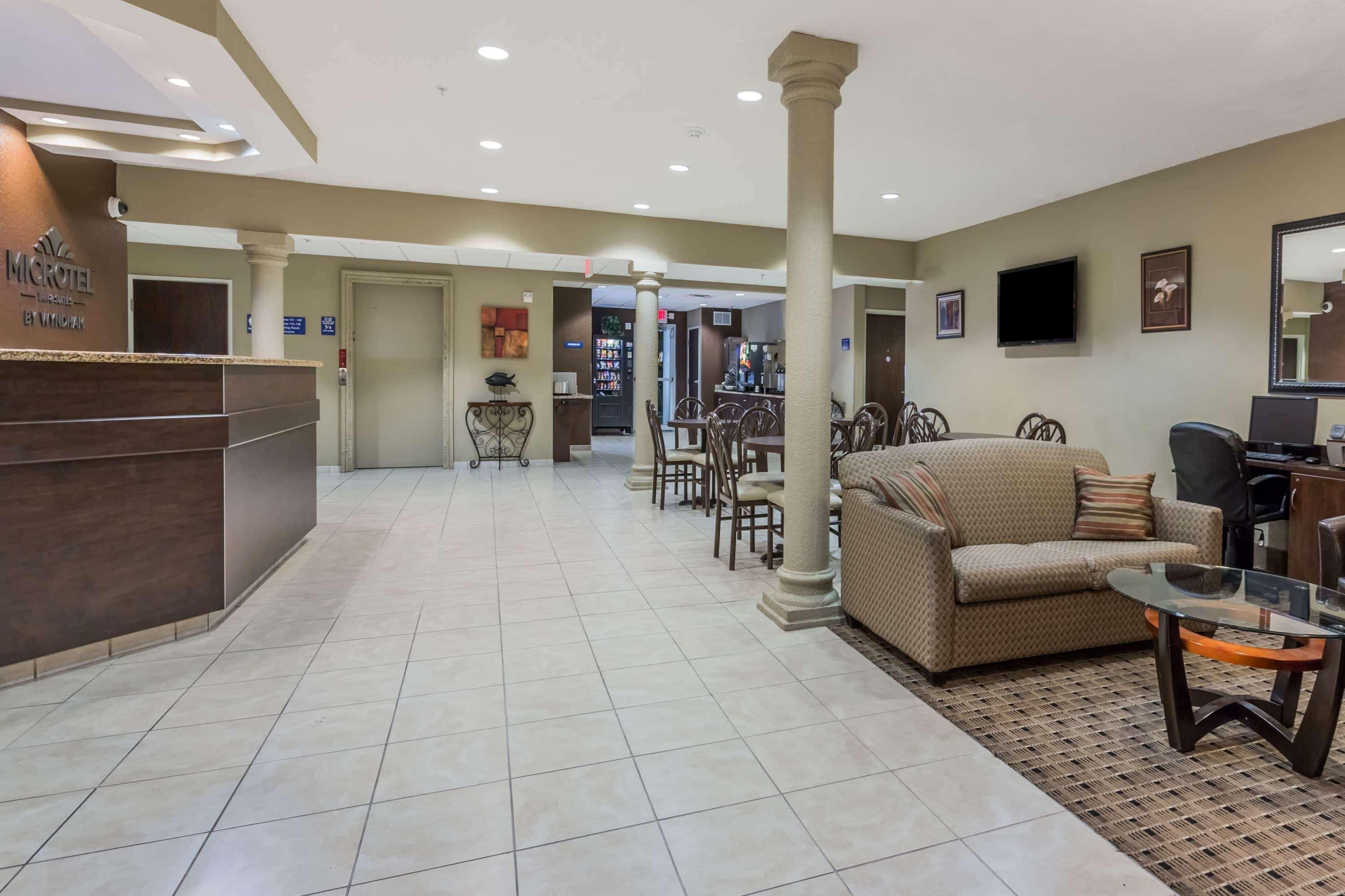 Vista Lobby Microtel Inn & Suites by Wyndham Jacksonville Airport