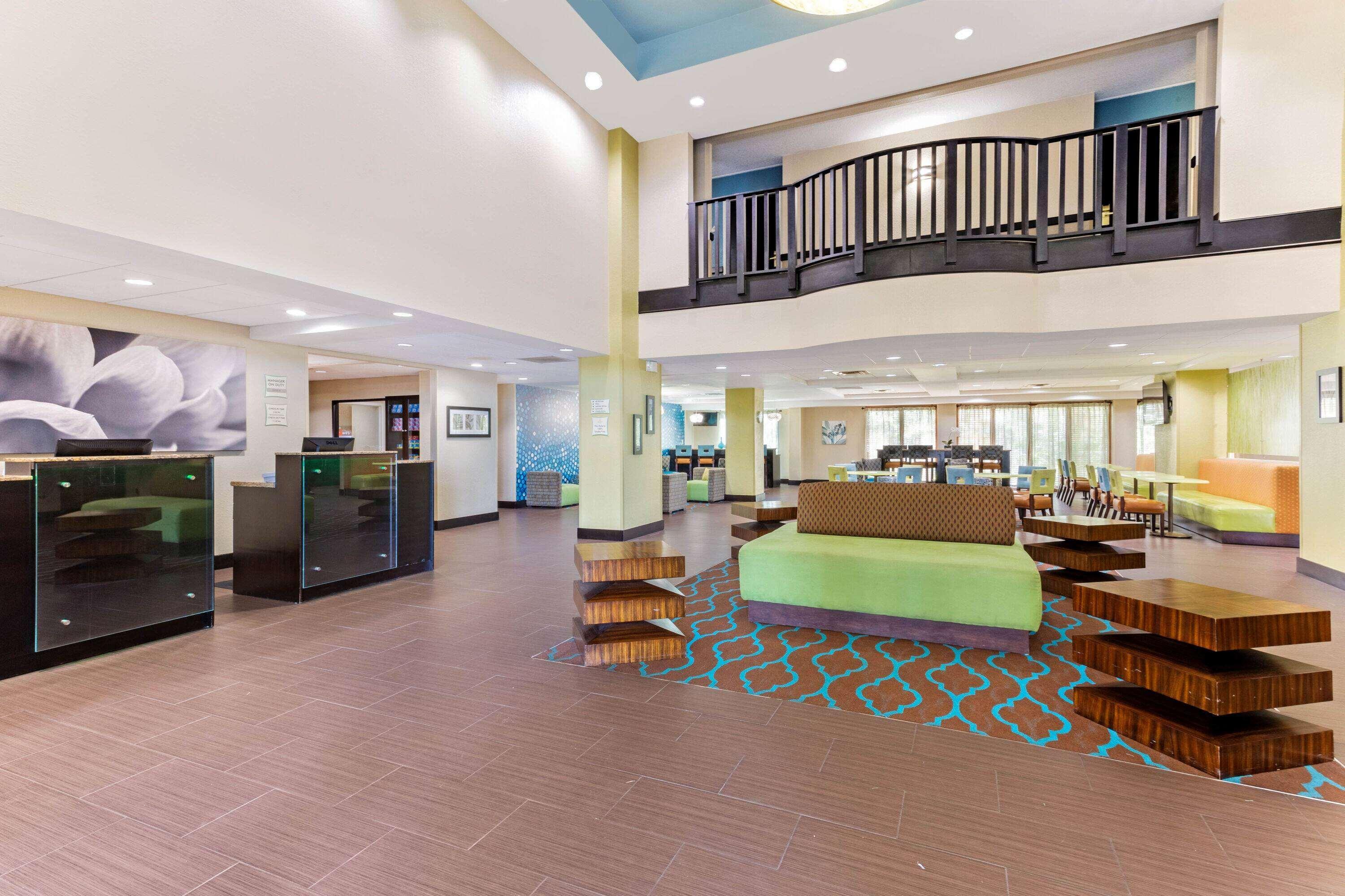 Vista Lobby La Quinta Inn & Suites by Wyndham Tampa North I-75