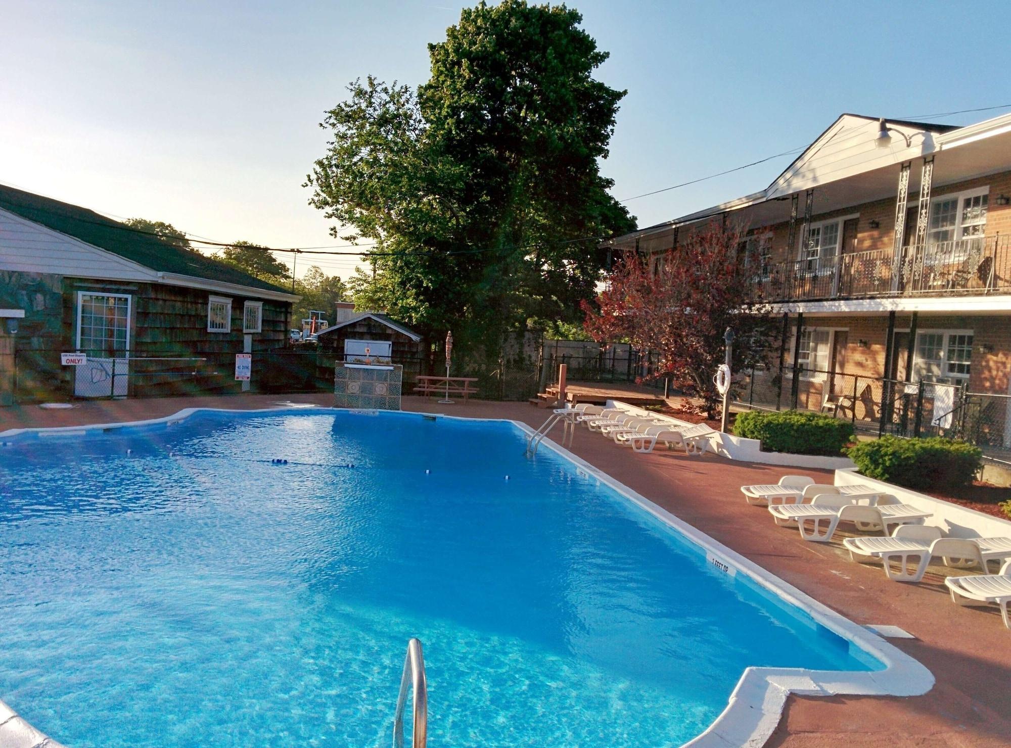 Vista Piscina Budget Host East End Hotel in Riverhead