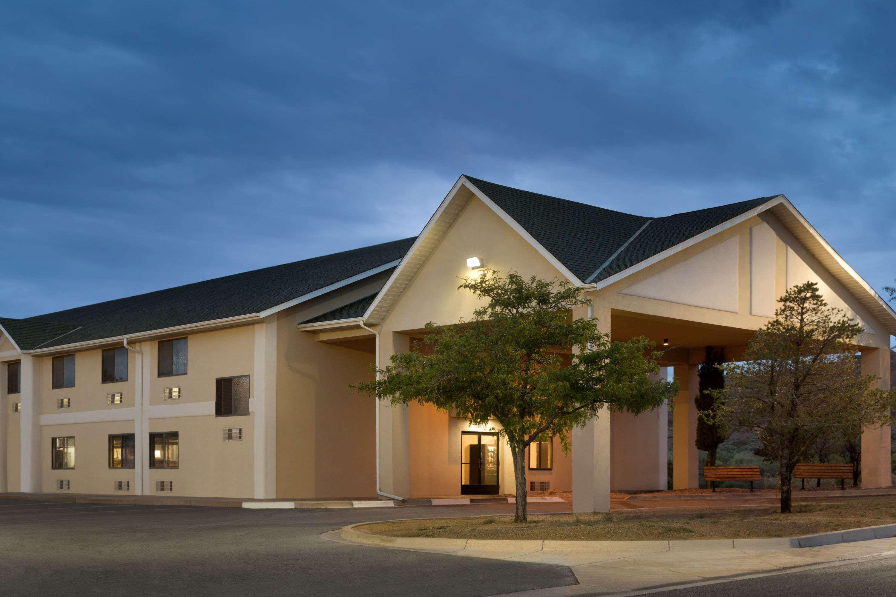 Vista Exterior Travelodge by Wyndham Belen