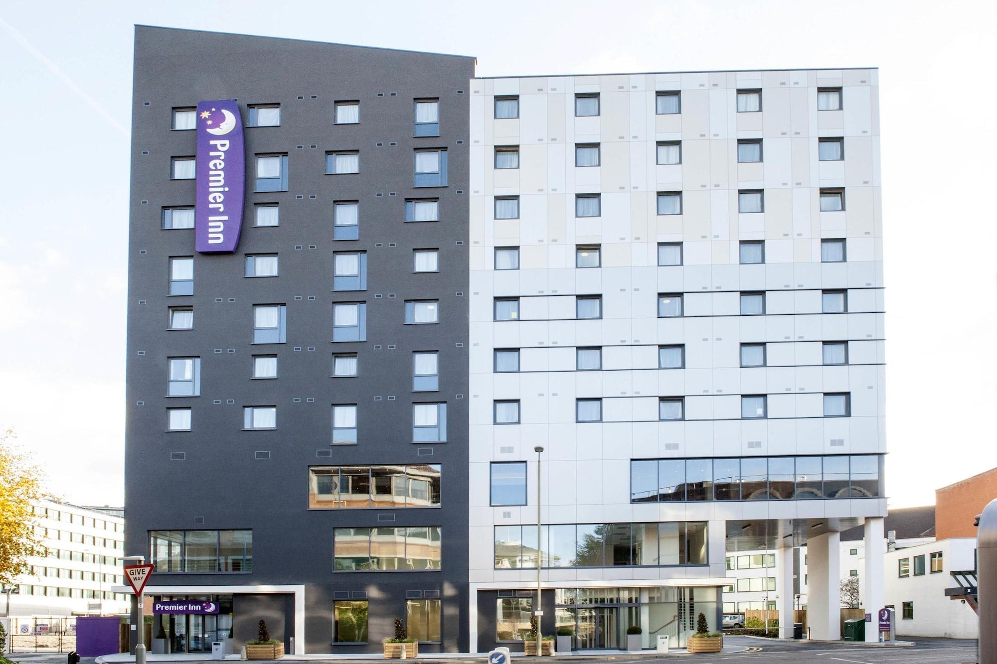 Vista Exterior Premier Inn Woking Town Centre