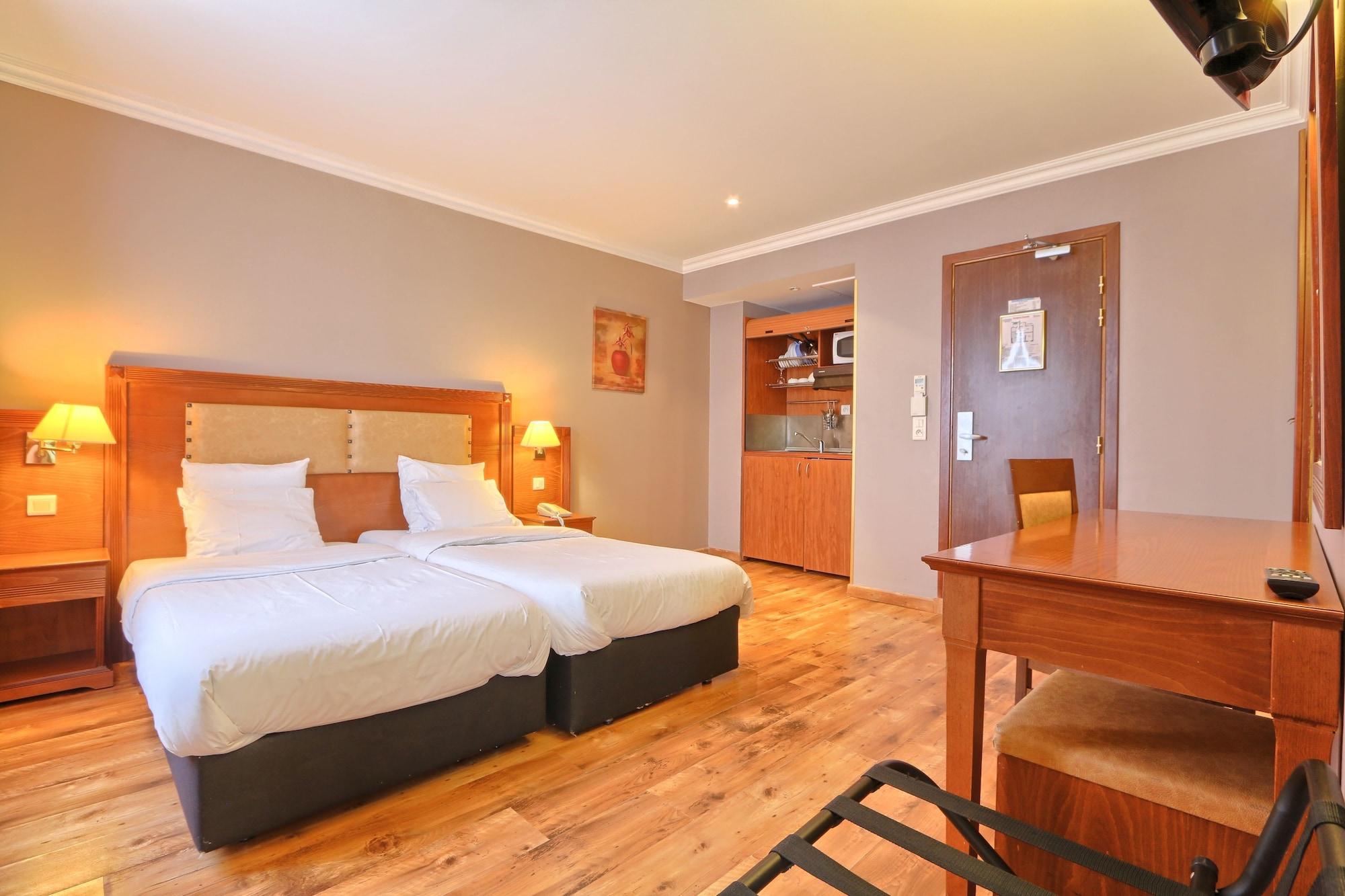 Varios 121 Paris Hotel