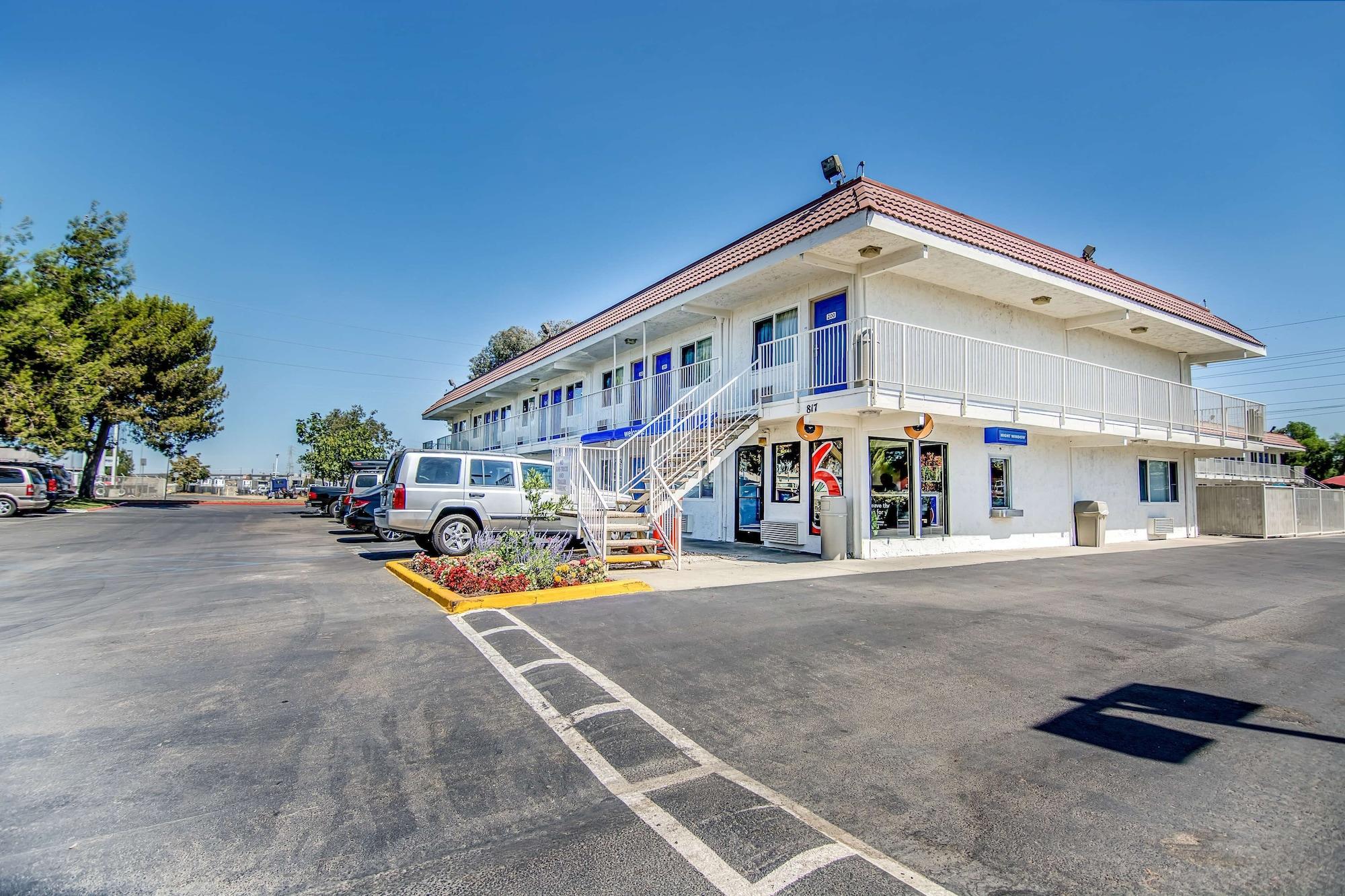 Vista Exterior Motel 6 Stockton, CA - Charter Way West
