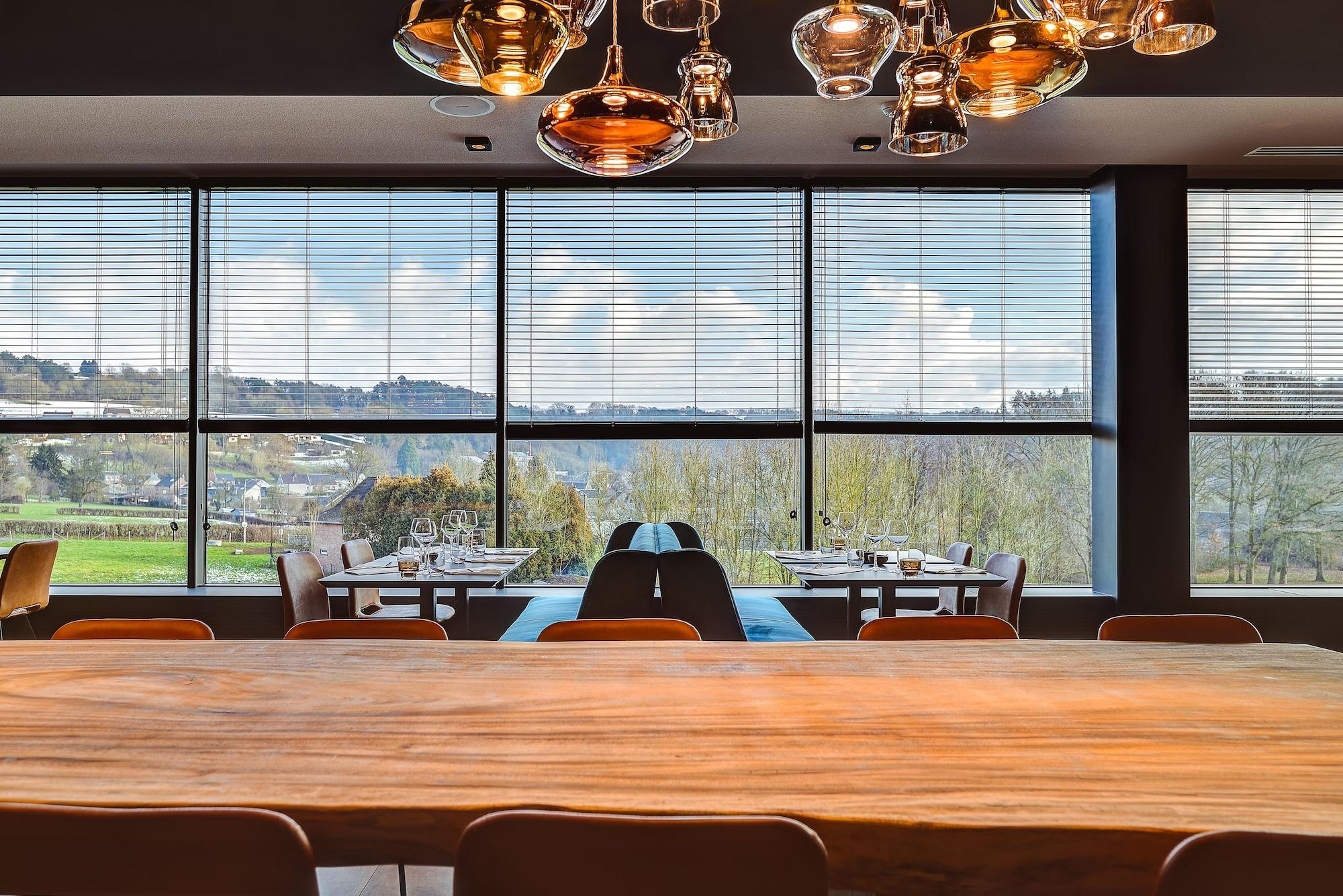 Restaurant R hotel experiences