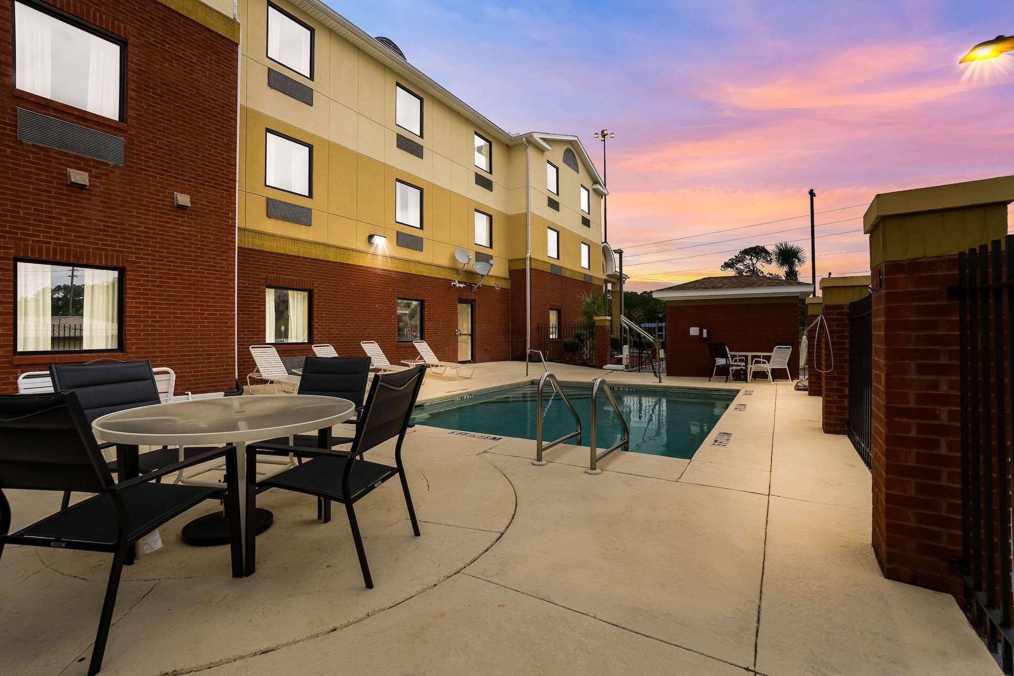 Vista Exterior Comfort Inn & Suites Chipley