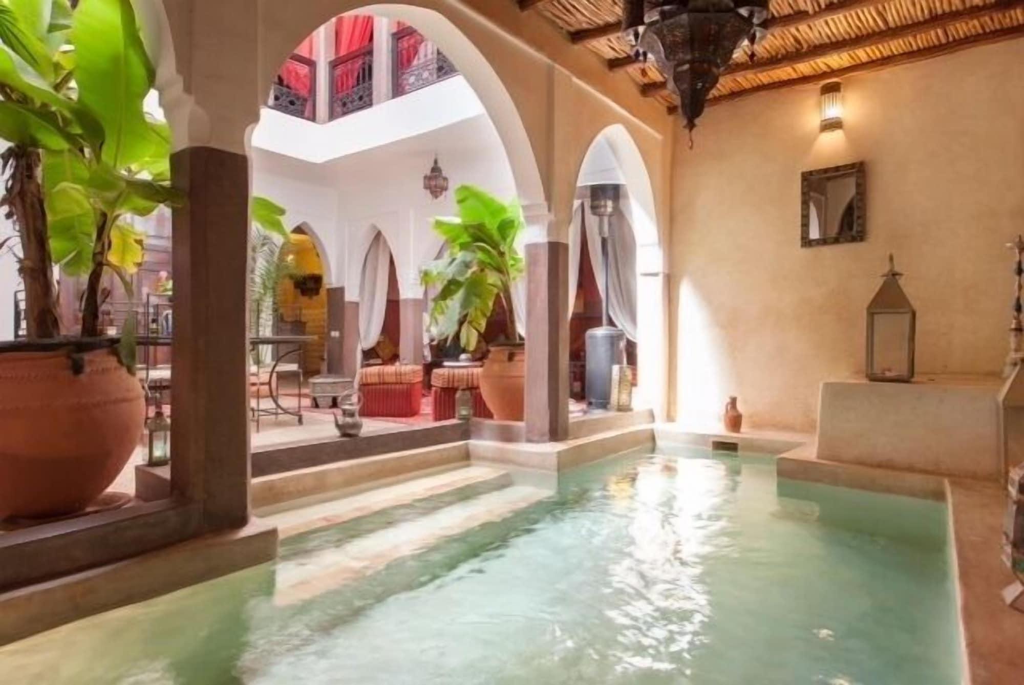 Varios Dar Kamar Zamane - Adults Only