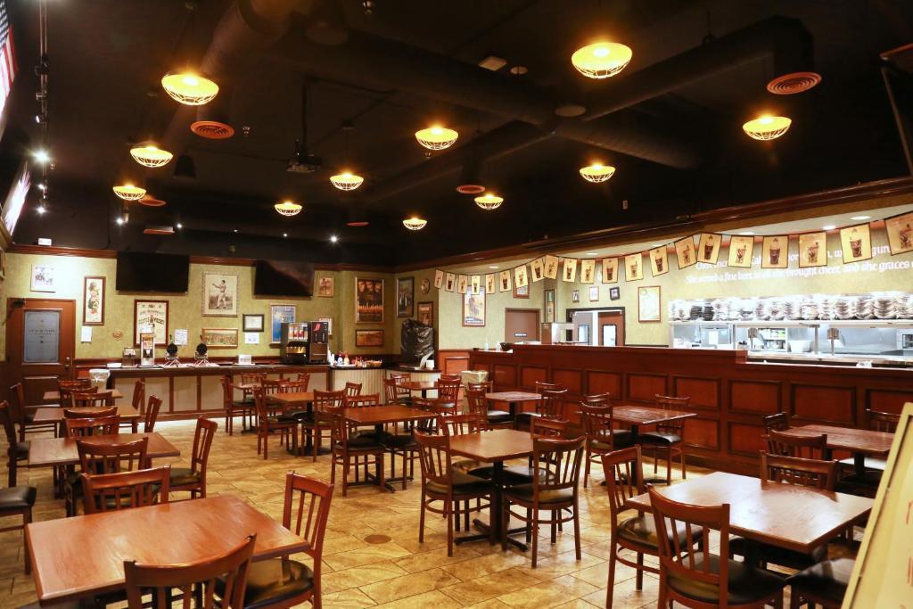 Restaurant Ramada by Wyndham Fresno North