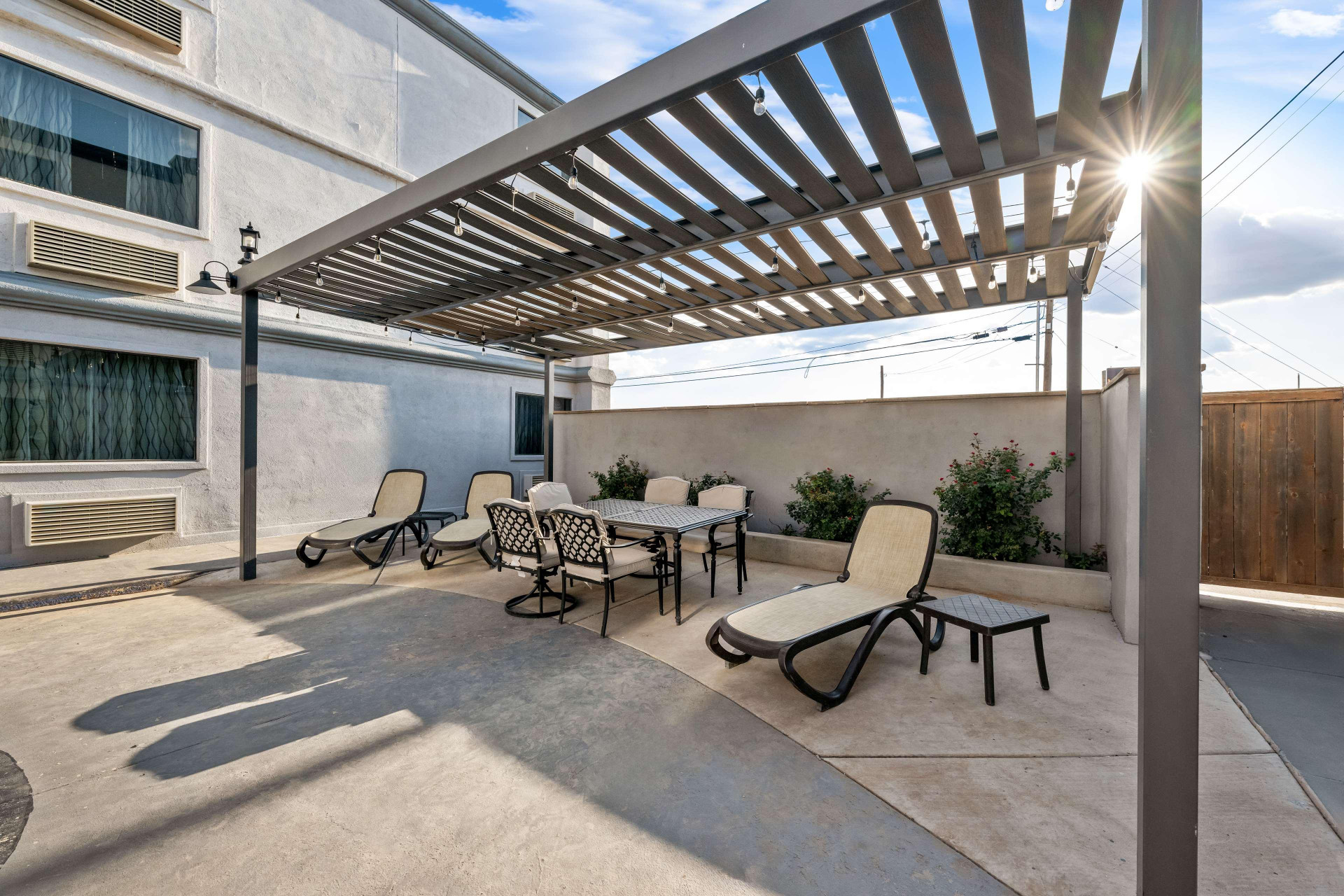 Vista Exterior SureStay Plus Hotel by Best Western Lubbock Medical Center