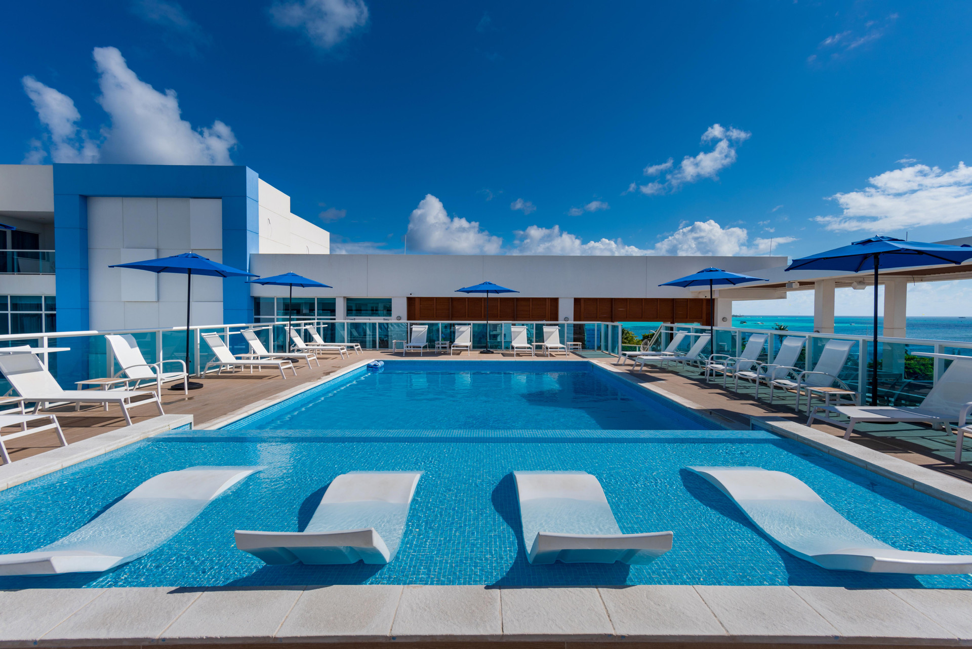 Vista da piscina Aquamare Hotel