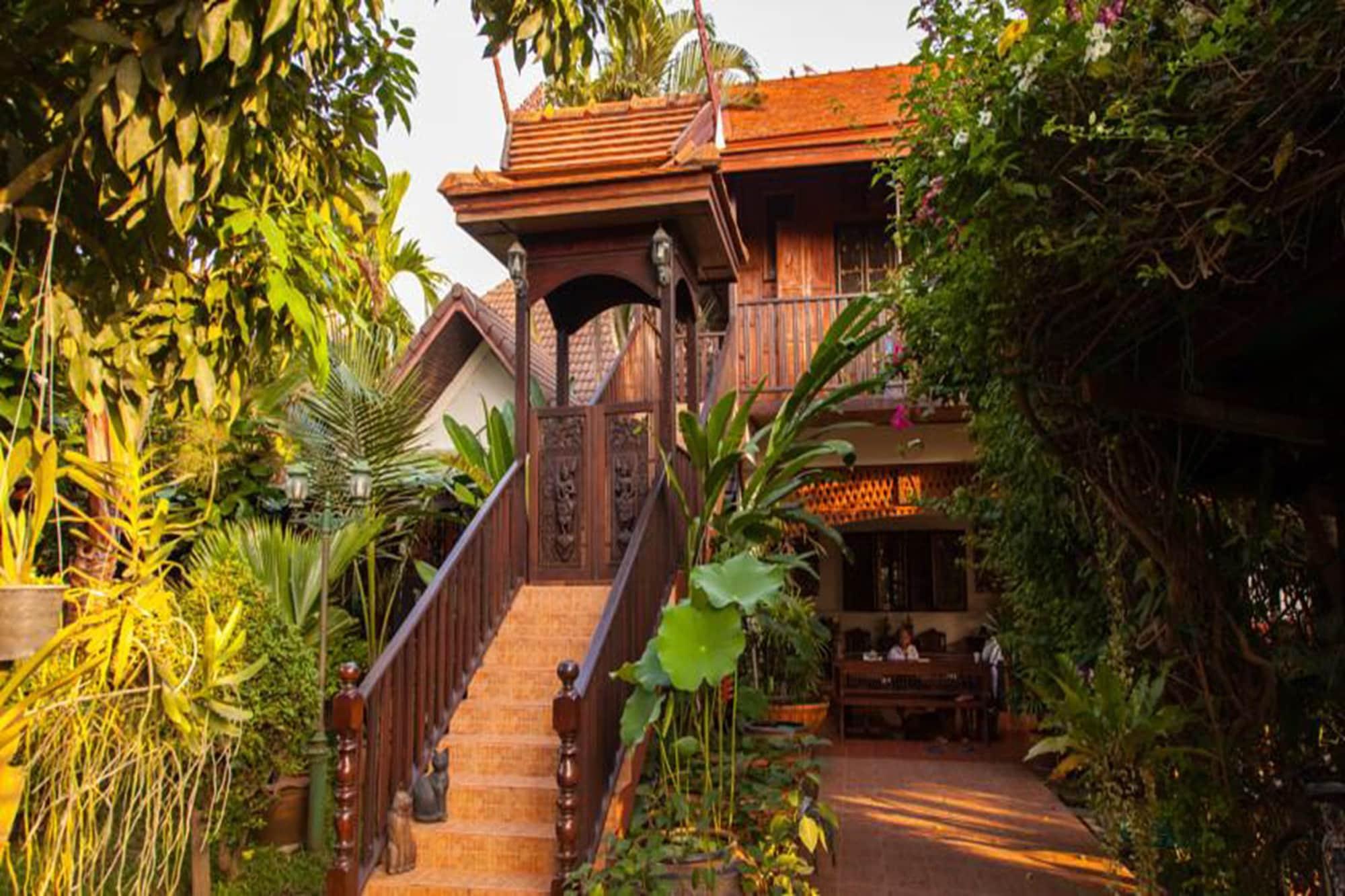 Varios Golden Teak Home Resort