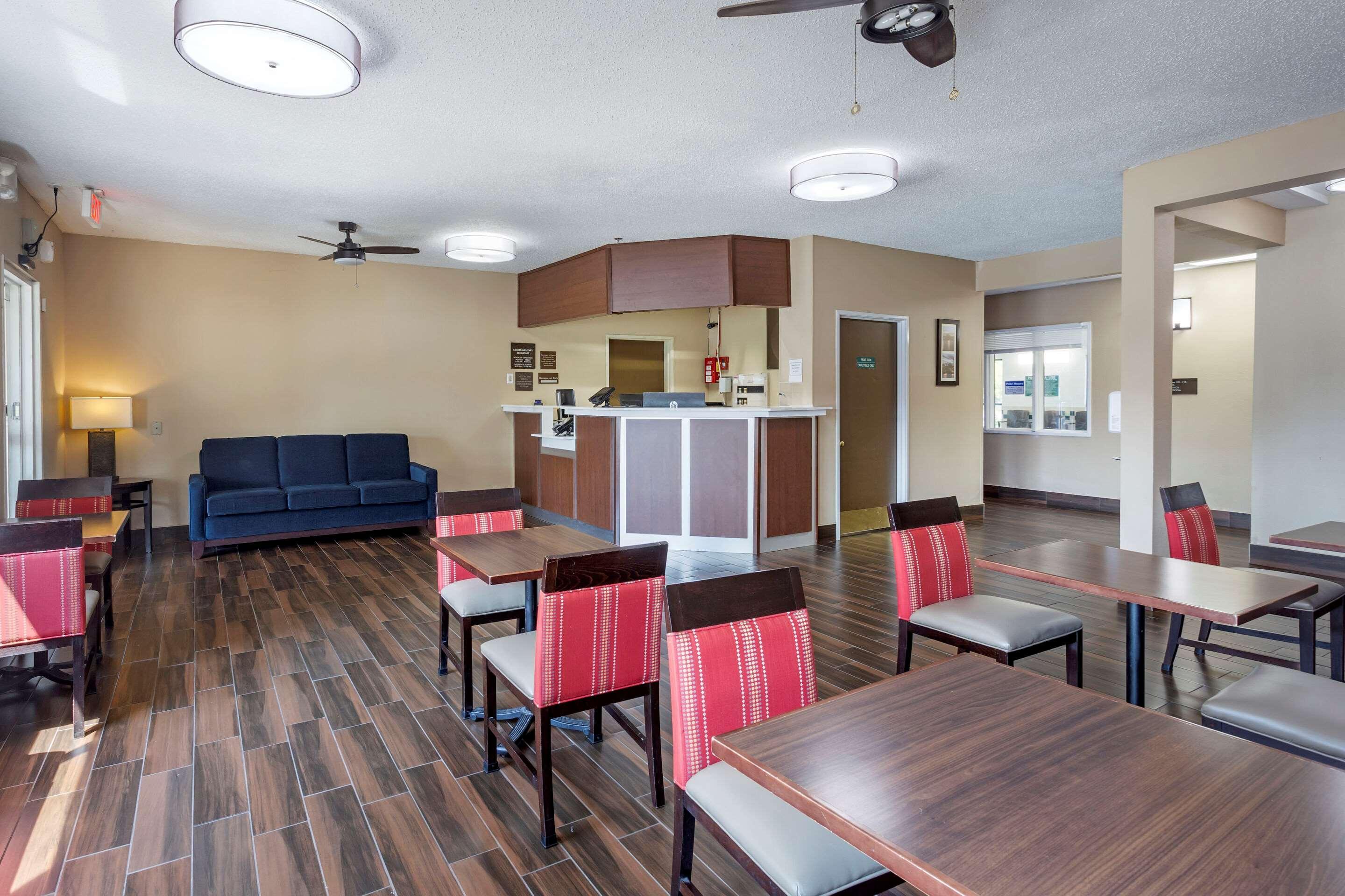 Vista Lobby Comfort Inn Rockford near Casino District