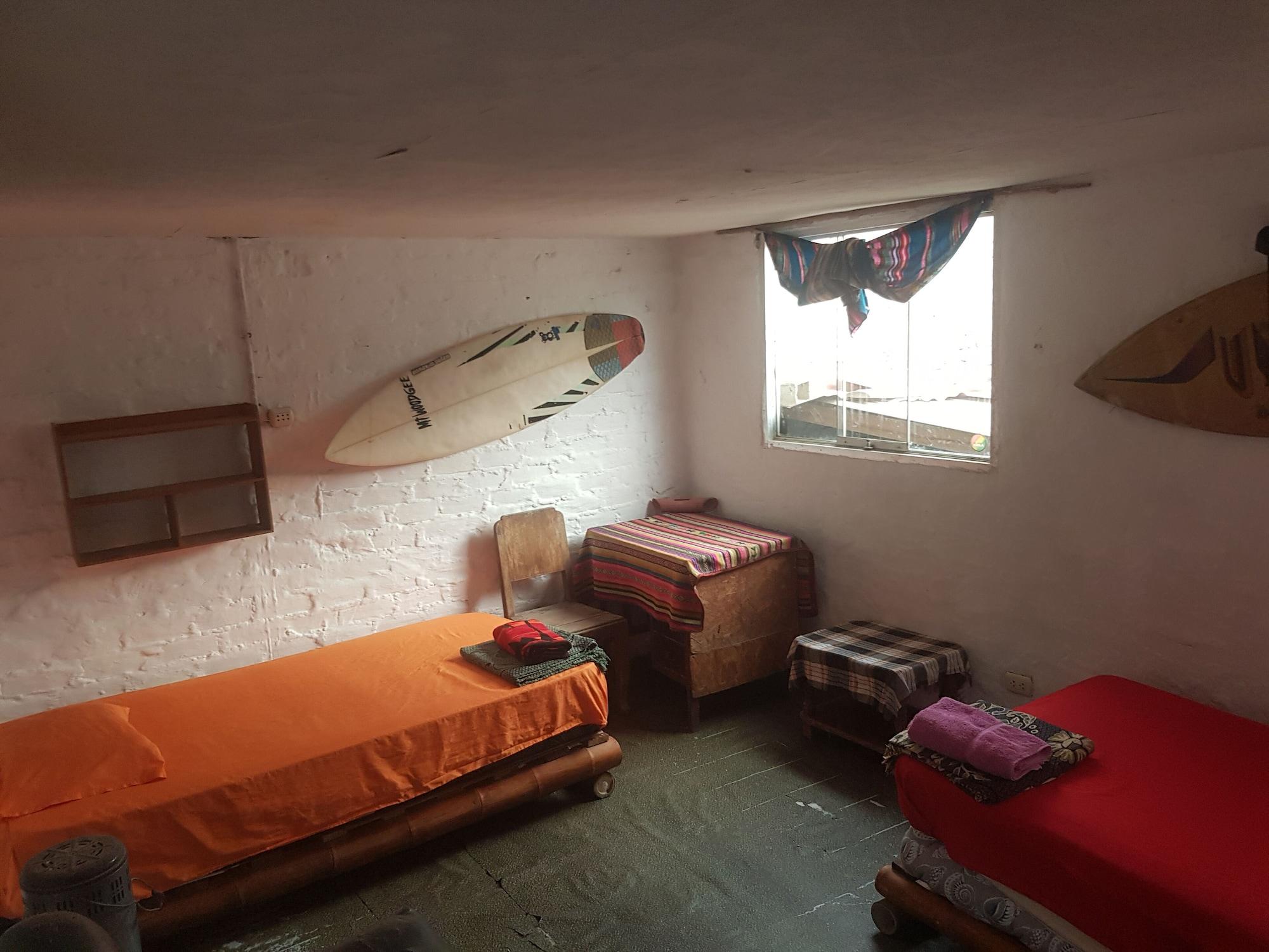 Equipamiento de Habitación Huanchaco Surf Camp