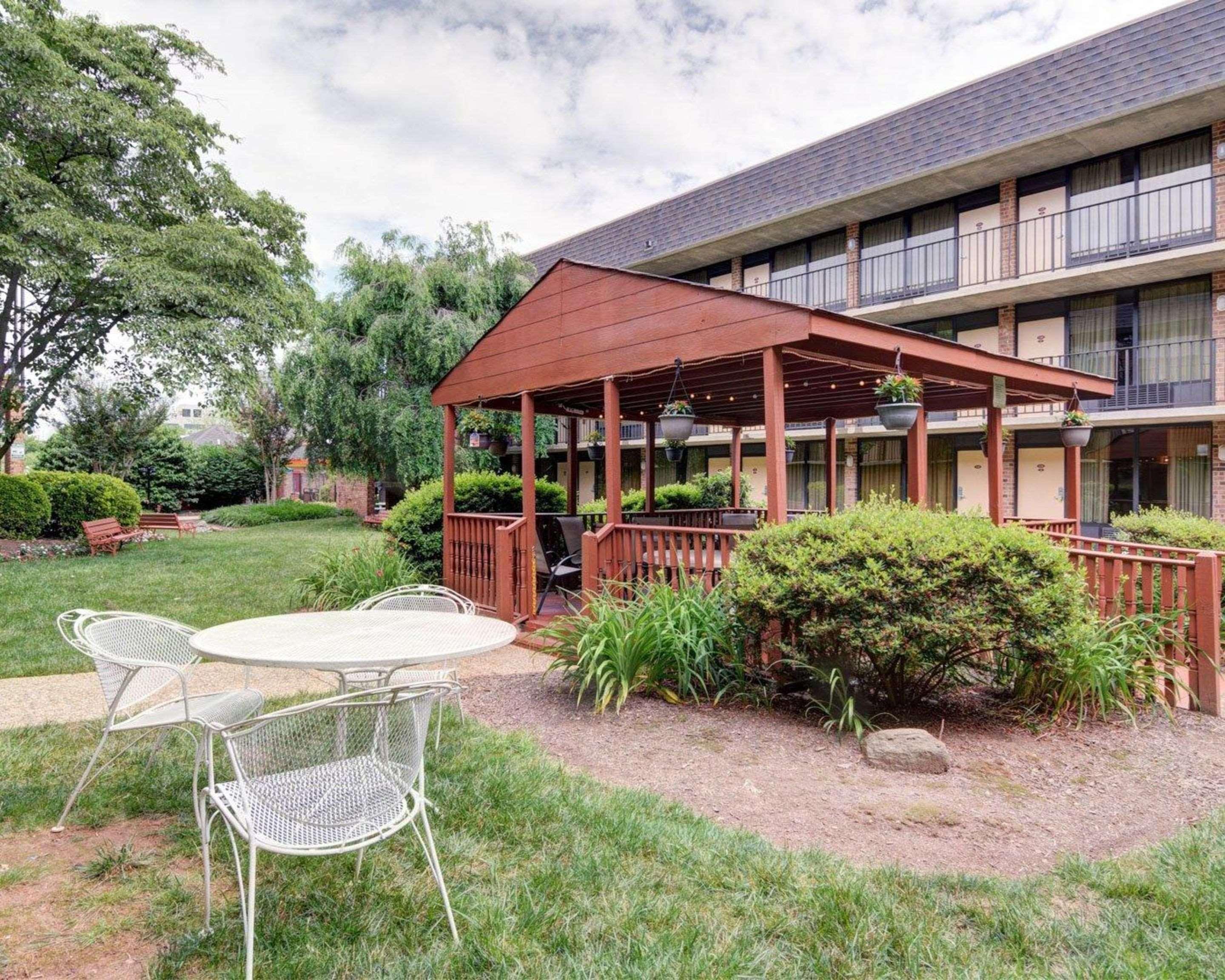 Varios Quality Inn Tysons Corner