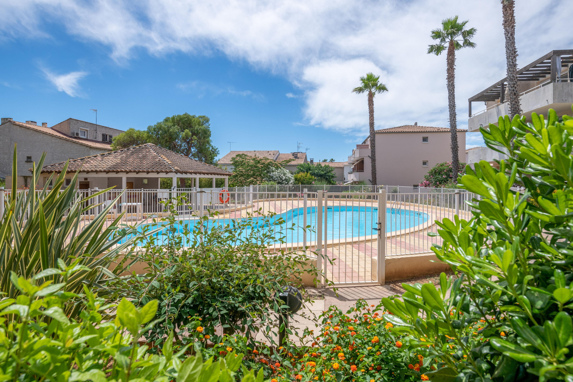 Vista Piscina ResidHotel Mayflower
