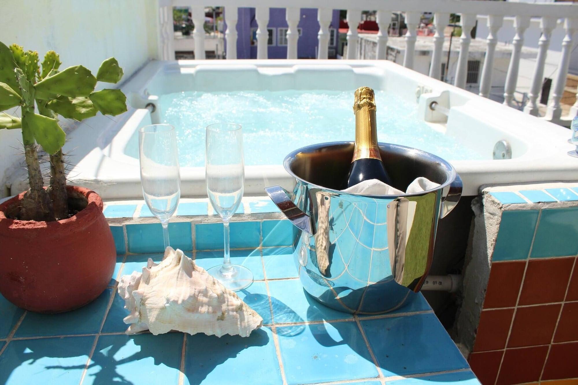 Varios Room in B&B - Cancun Guest House 4 Terrace Tub