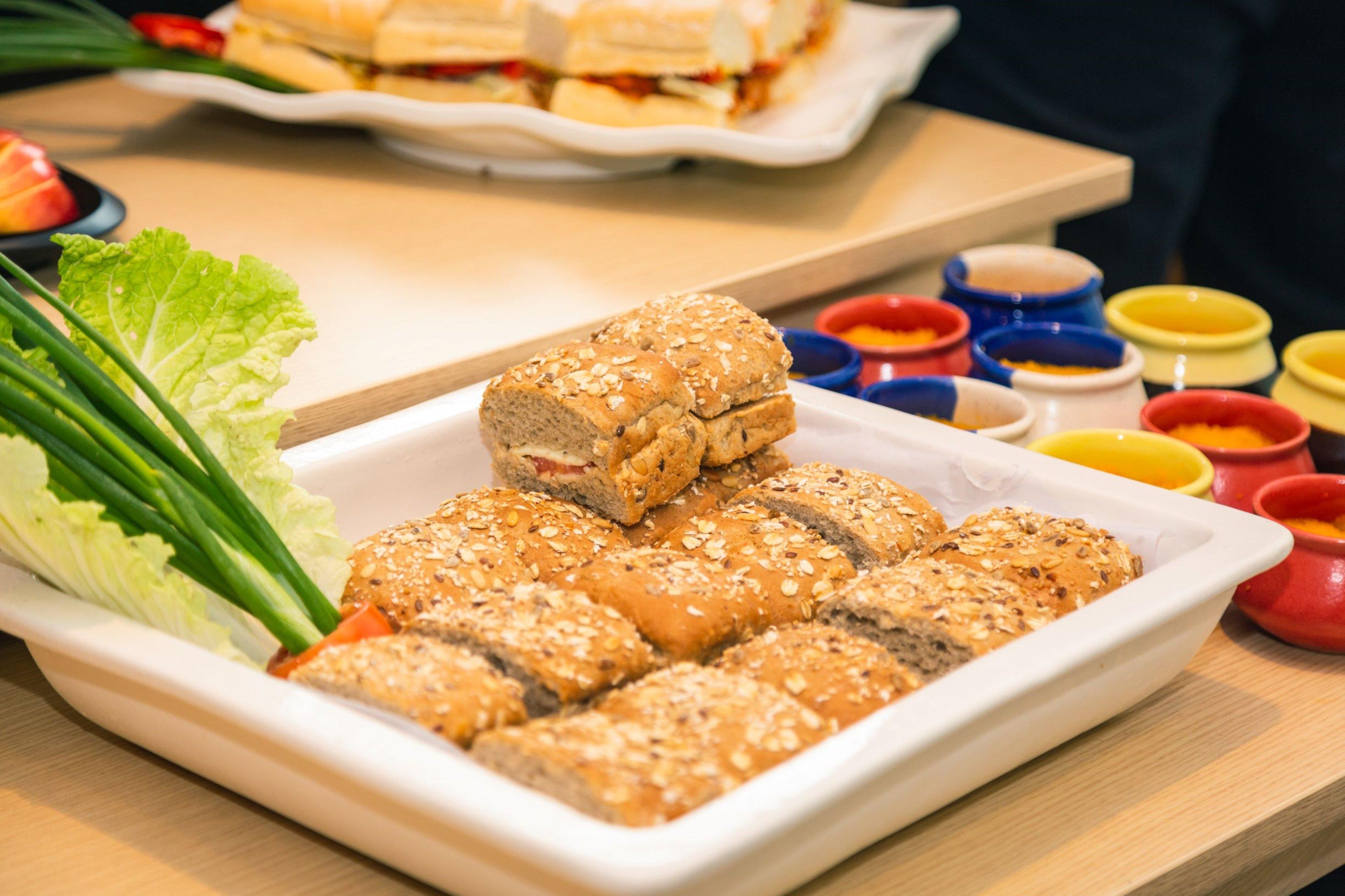 Restaurant Holiday Inn Express Ahmdabad Prahlad Nagar by IHG