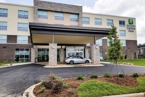 Alojamiento - Holiday Inn Express & Suites Charlotte NE - University Area by IHG