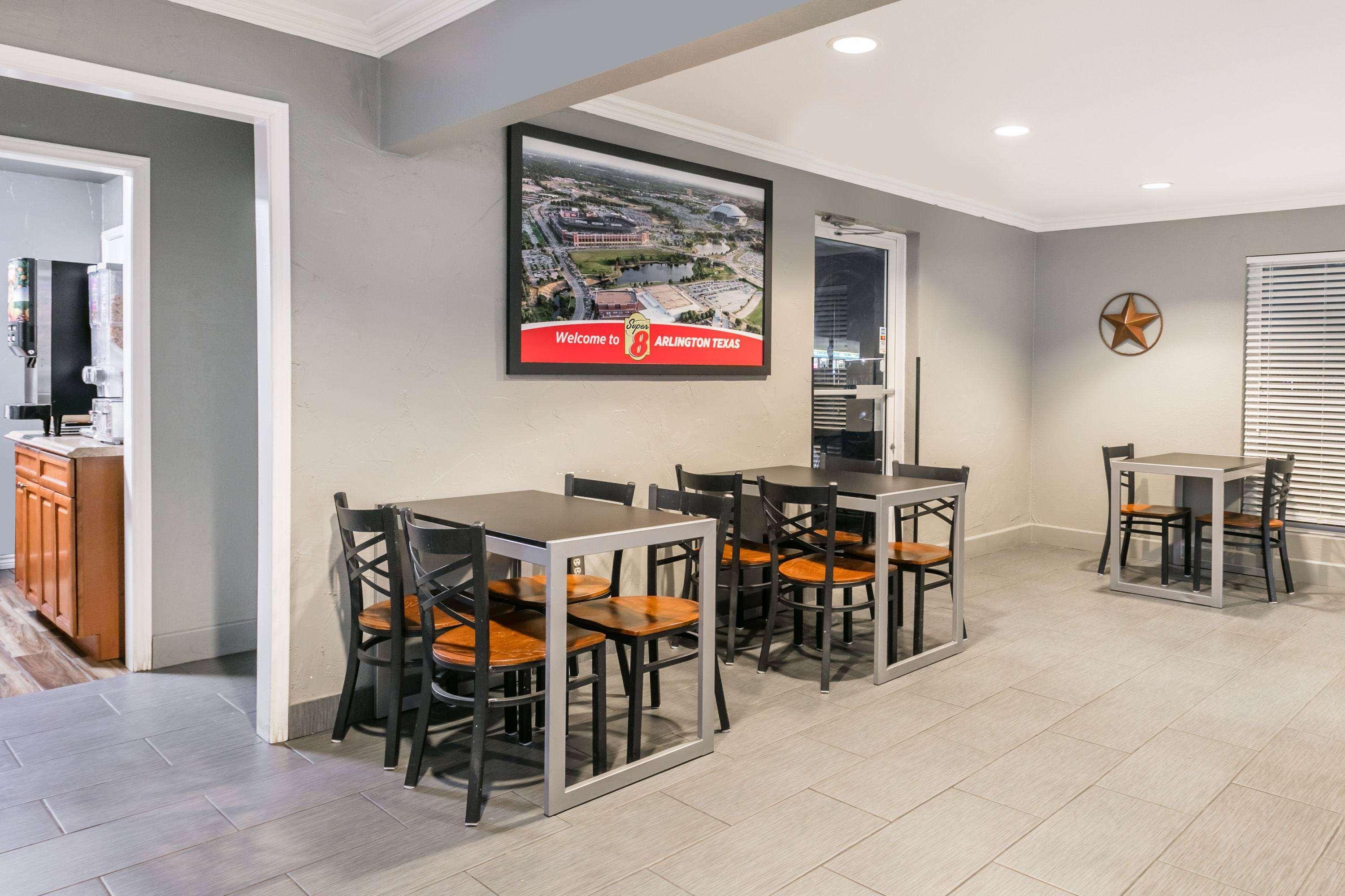 Vista Lobby Super 8 by Wyndham Arlington Near AT&T Stadium