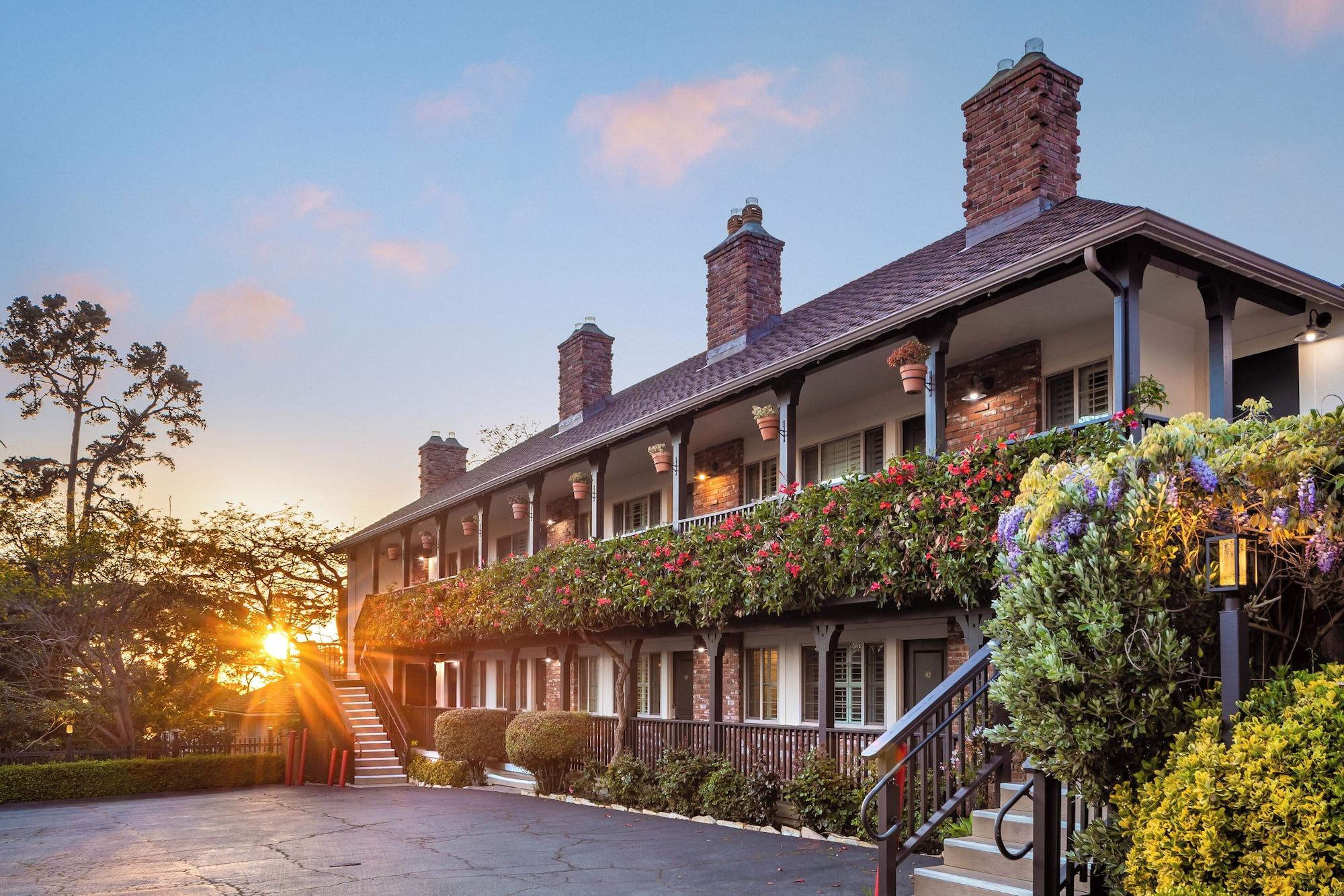 Varios Candle Light Inn