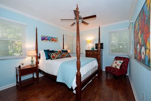 Alquiler Vacacional - Beautiful Clearwater Beach Home just across from the Beach - Drive to your door.