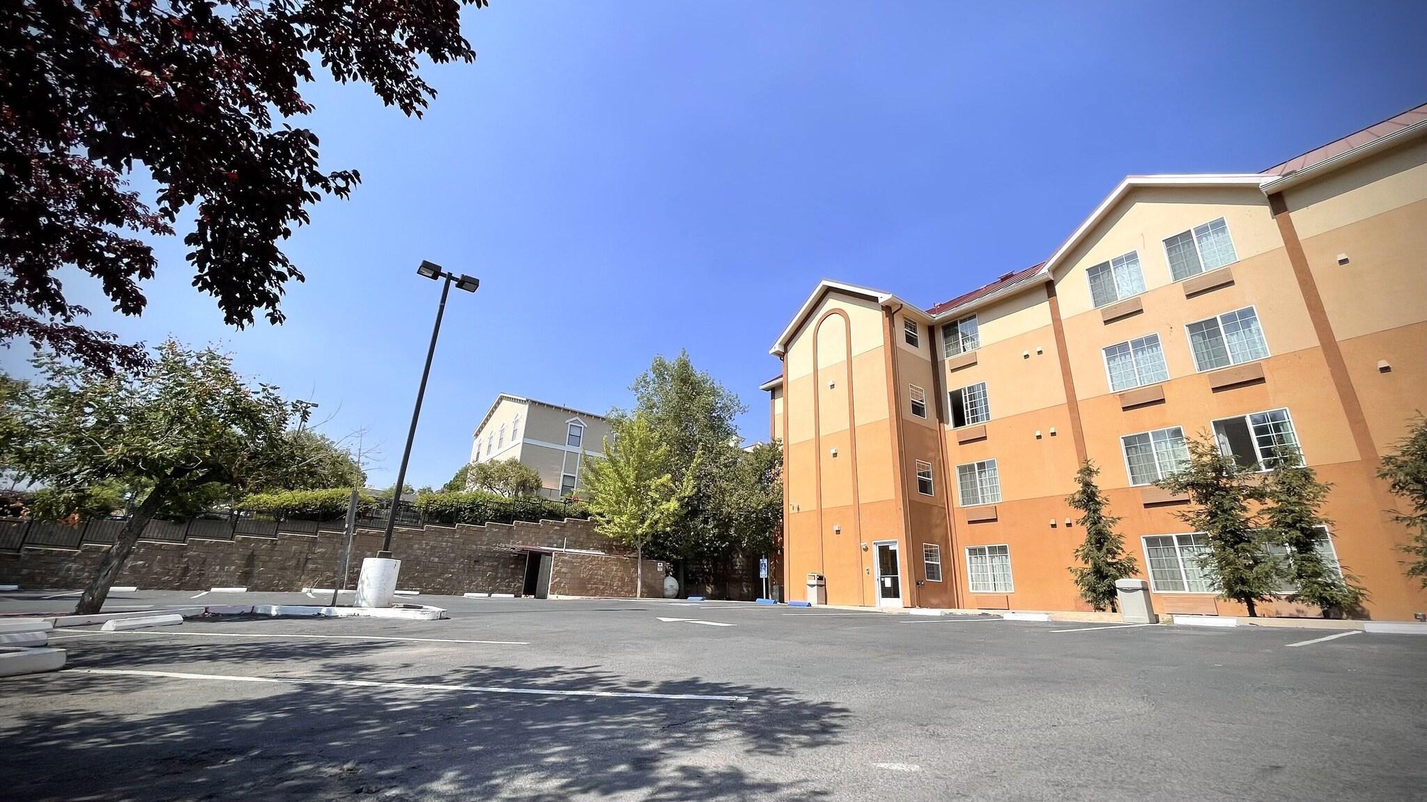 Vista Exterior The Monarch Inn