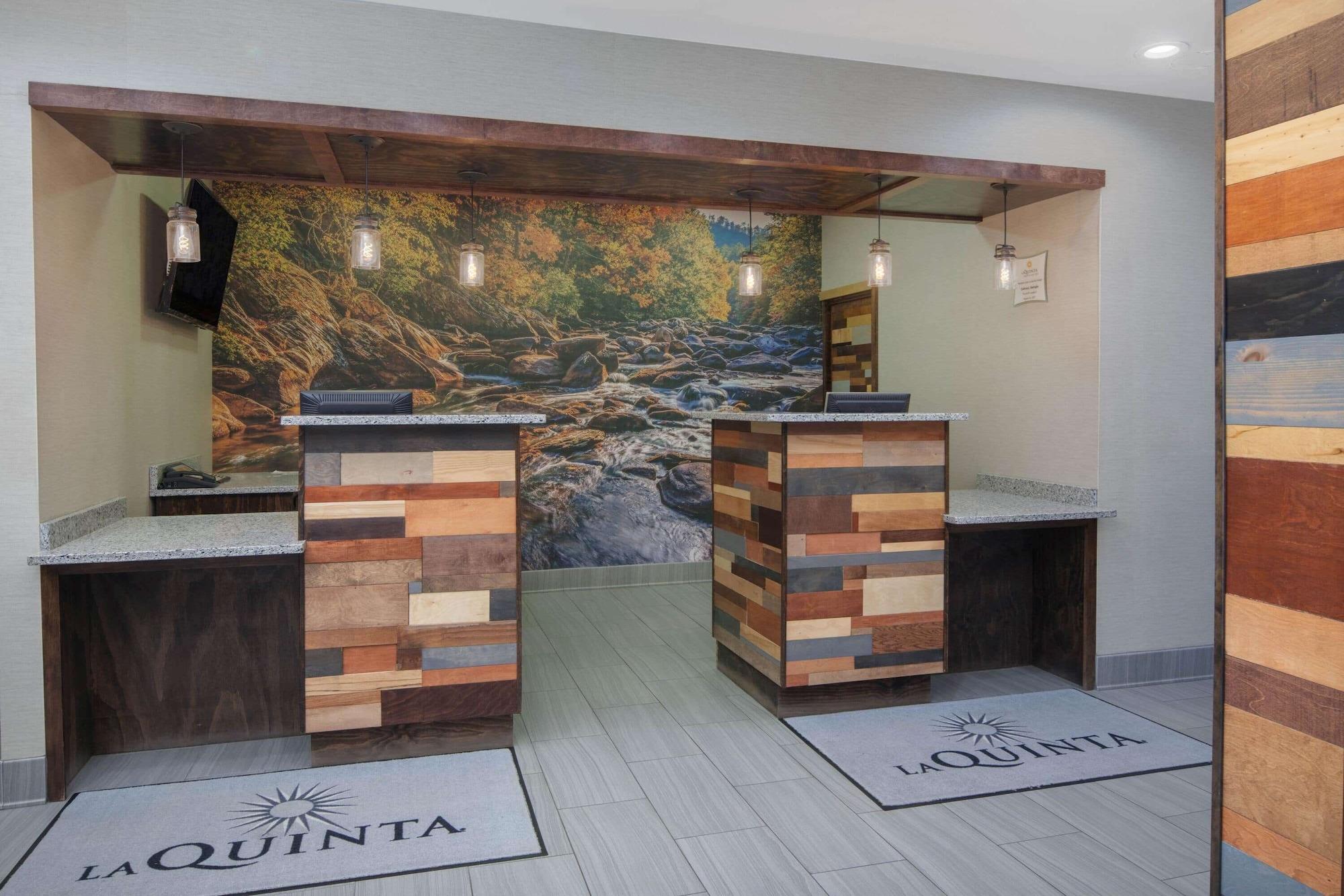 Vista Lobby La Quinta Inn by Wyndham Calhoun South I-75