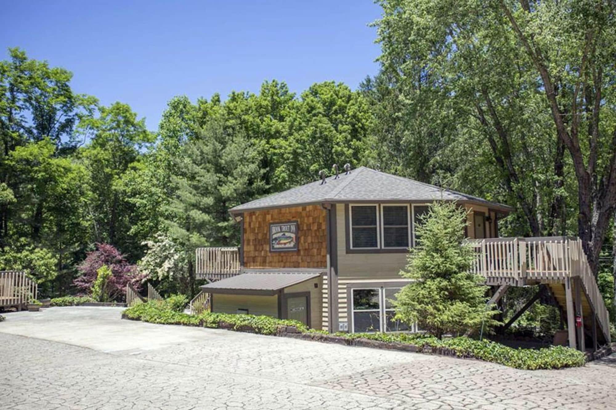 Vista Exterior Brook Trout Inn