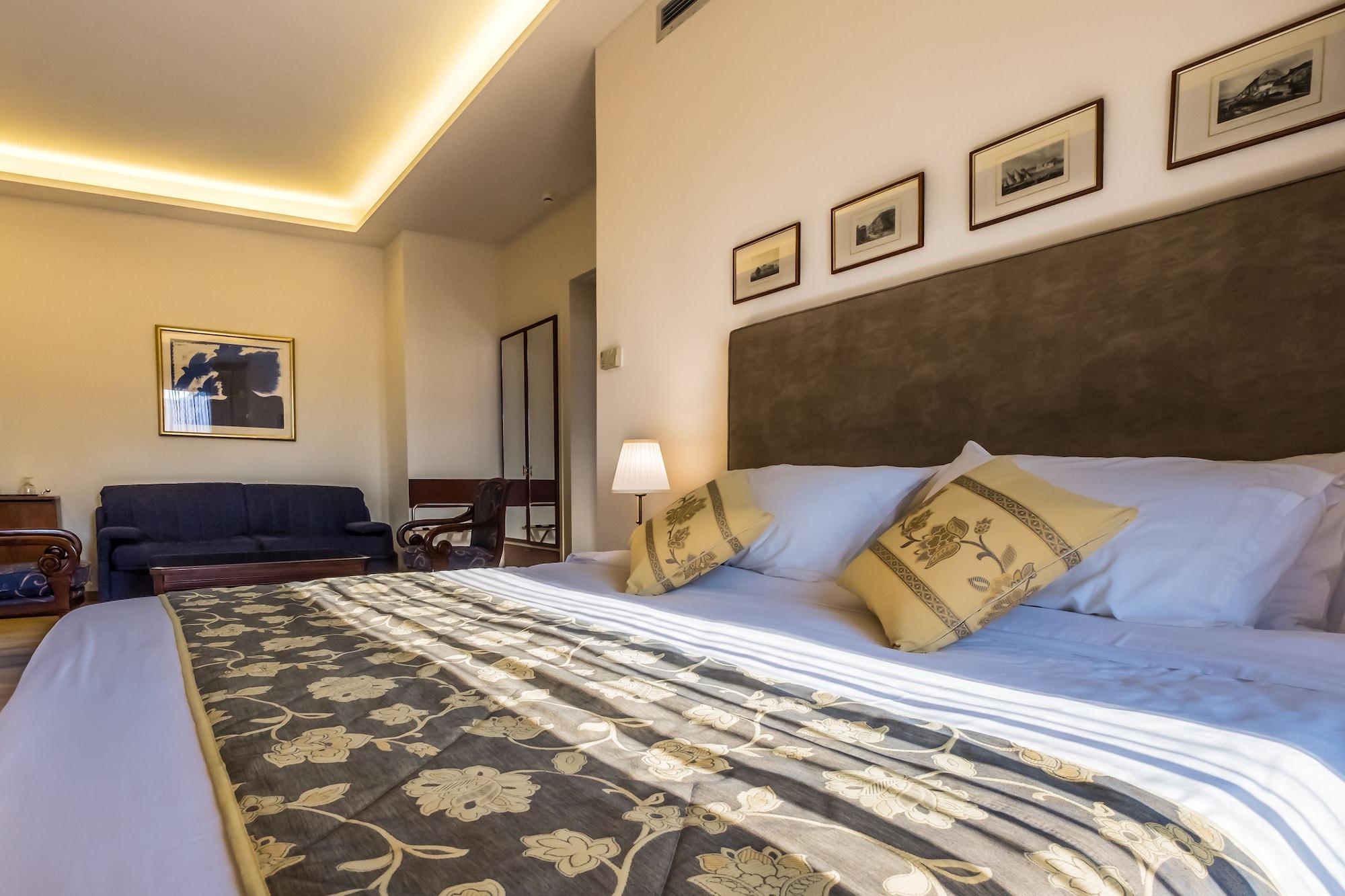 Varios Rex Hotel