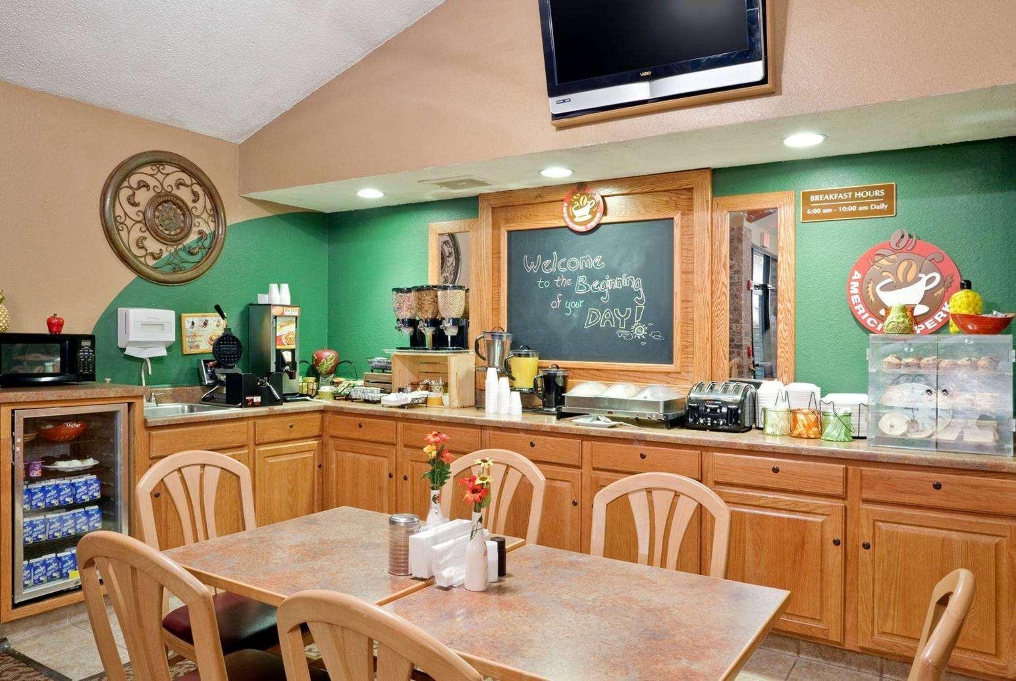 Restaurant AmericInn by Wyndham West Burlington