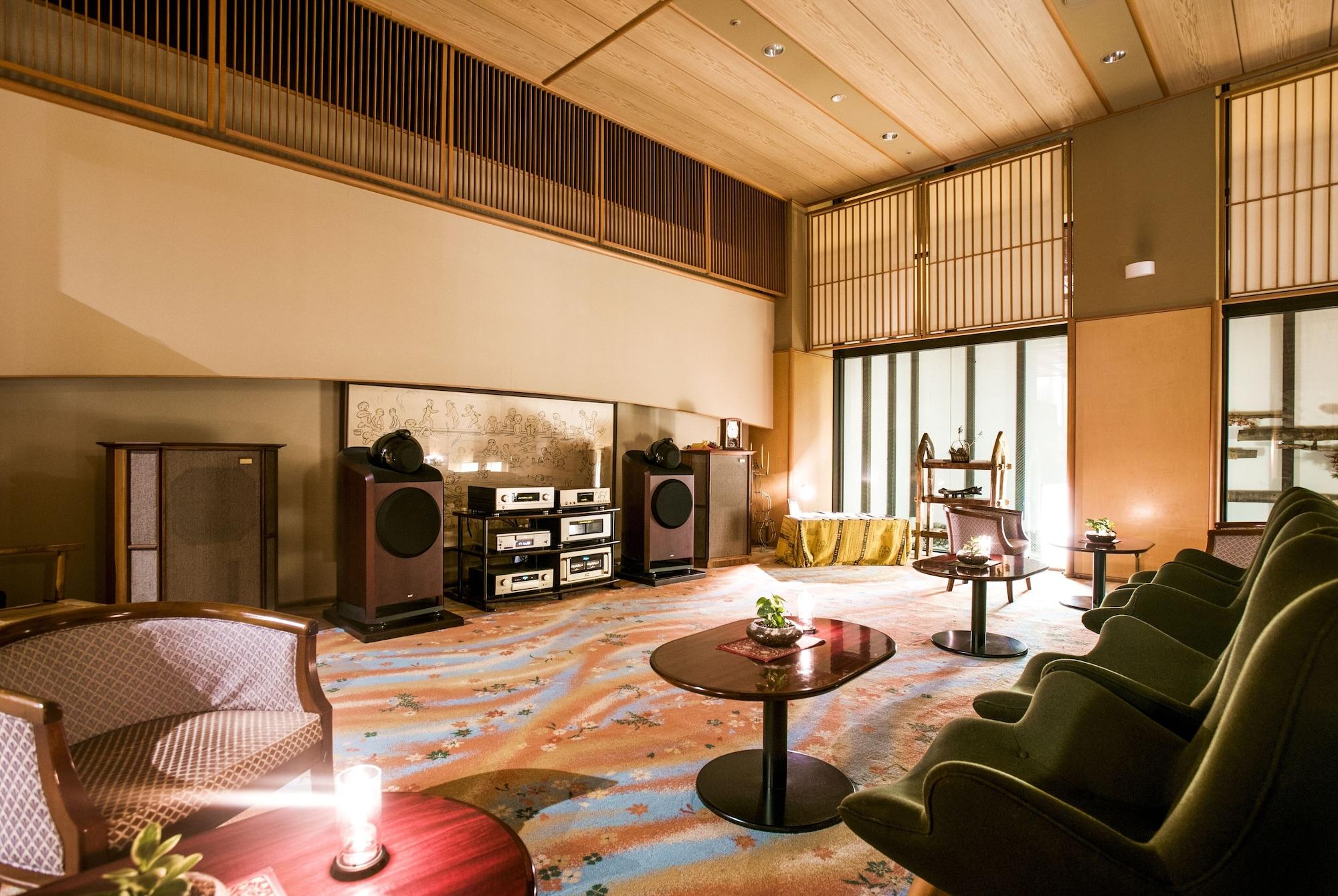 Bar/Salón Hanamomiji