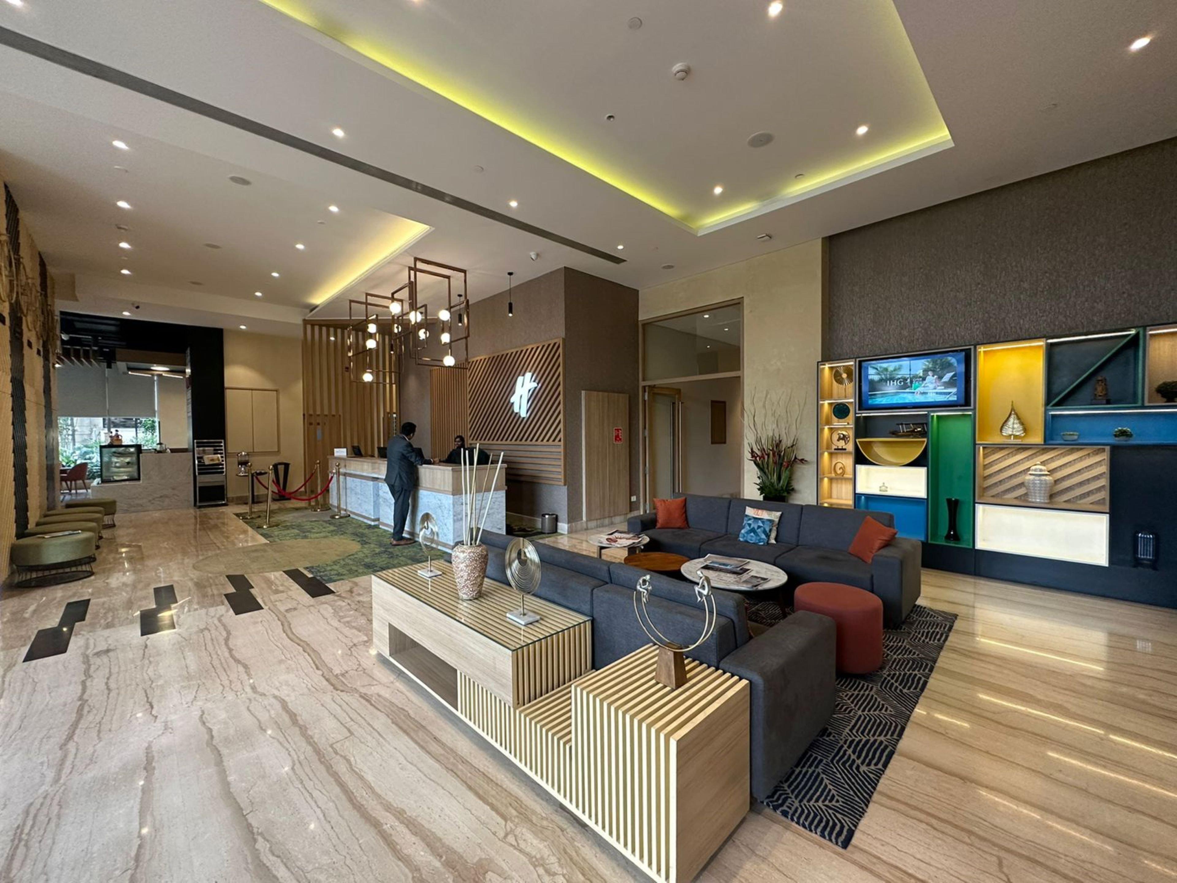 Vista Lobby Holiday Inn Bengaluru Racecourse by IHG