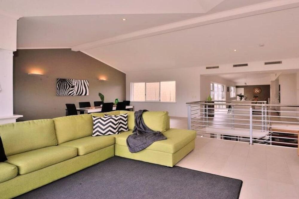 Varios Amawind Rockingham Apartments