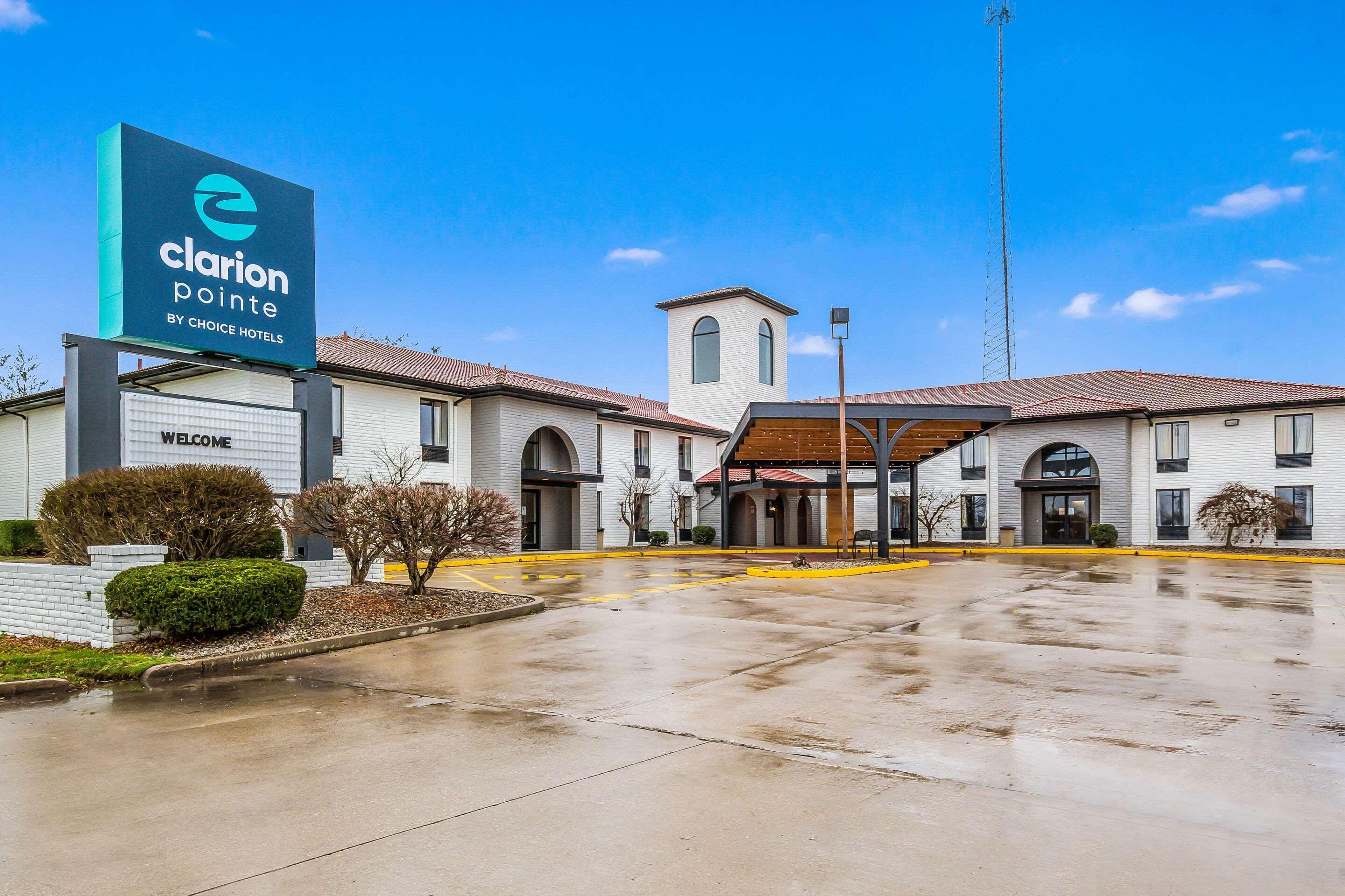 Vista Exterior Clarion Pointe Richmond North near University