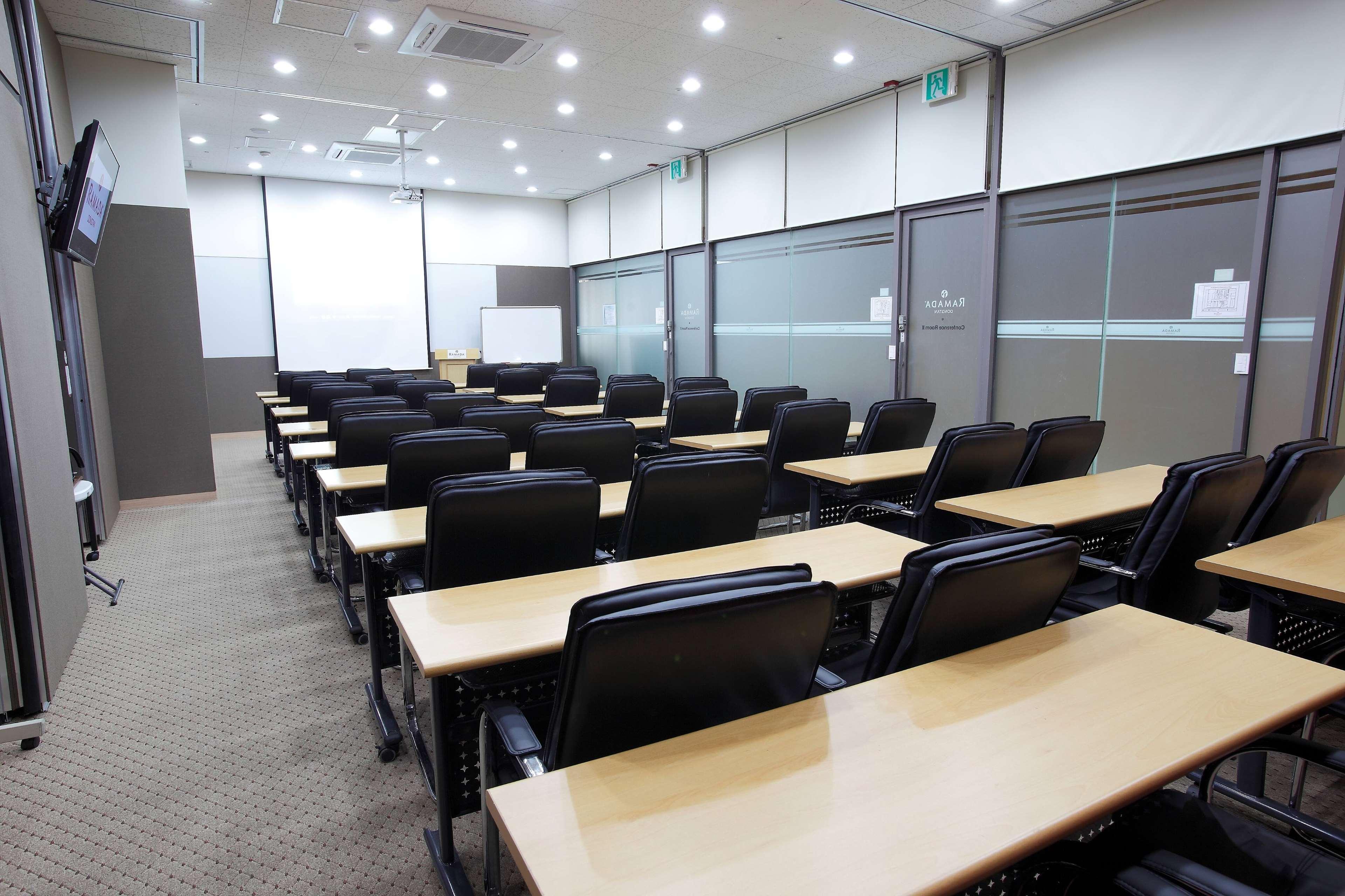 Sala de Reuniones Ramada by Wyndham Dongtan Hotel
