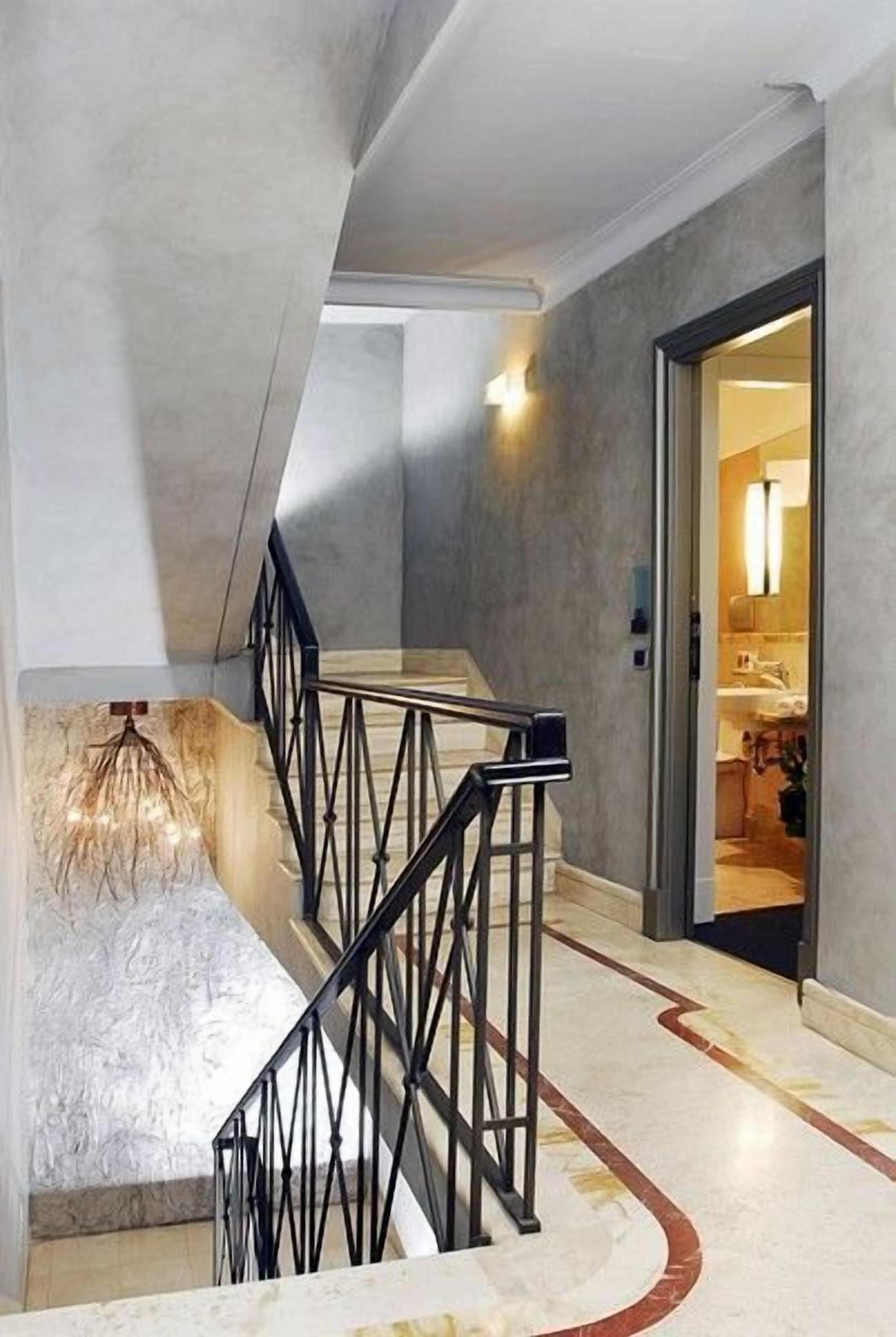 Varios The Opera Hotel