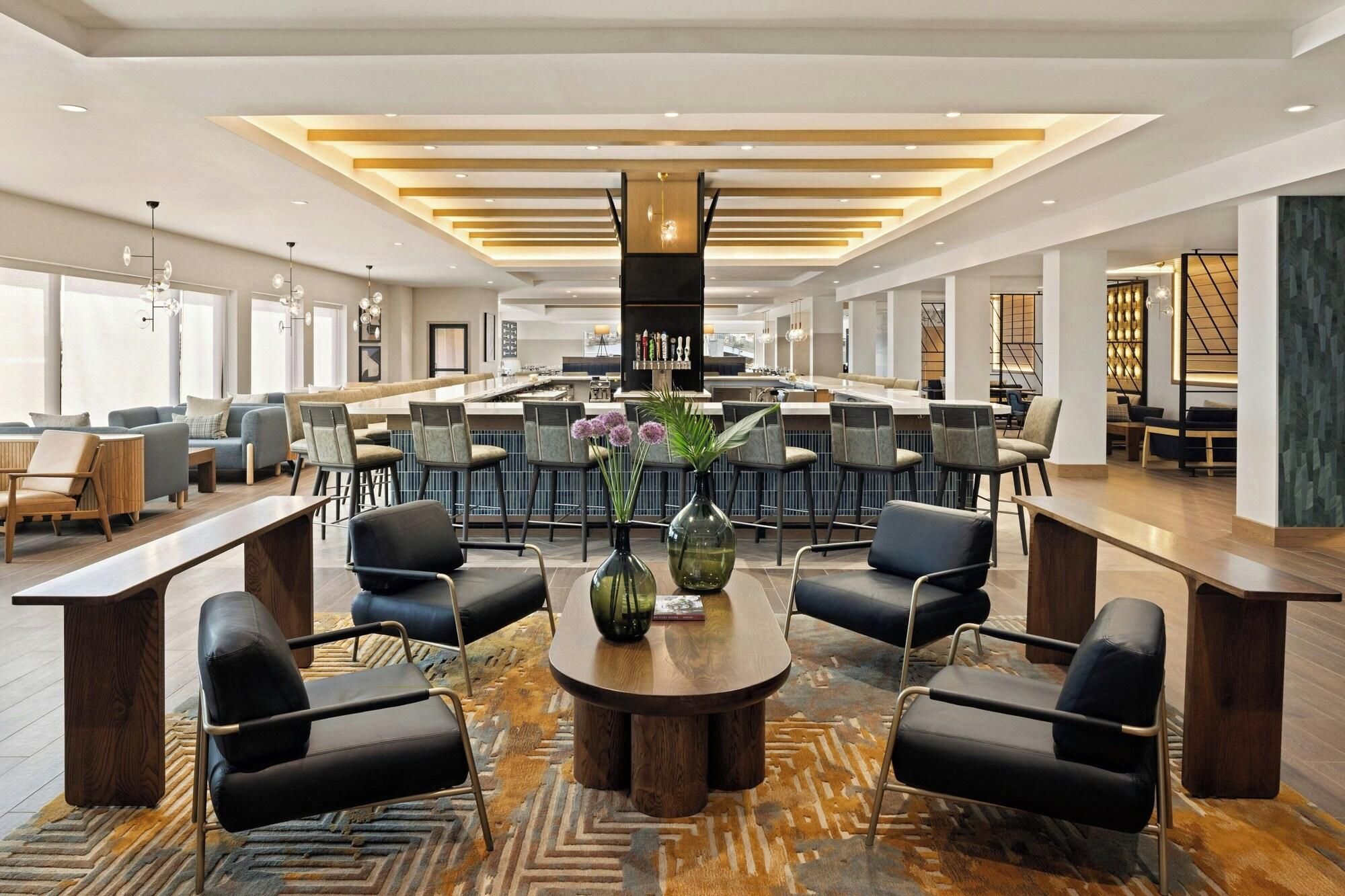 Vista Lobby Oshkosh Marriott Waterfront Hotel & Convention Center