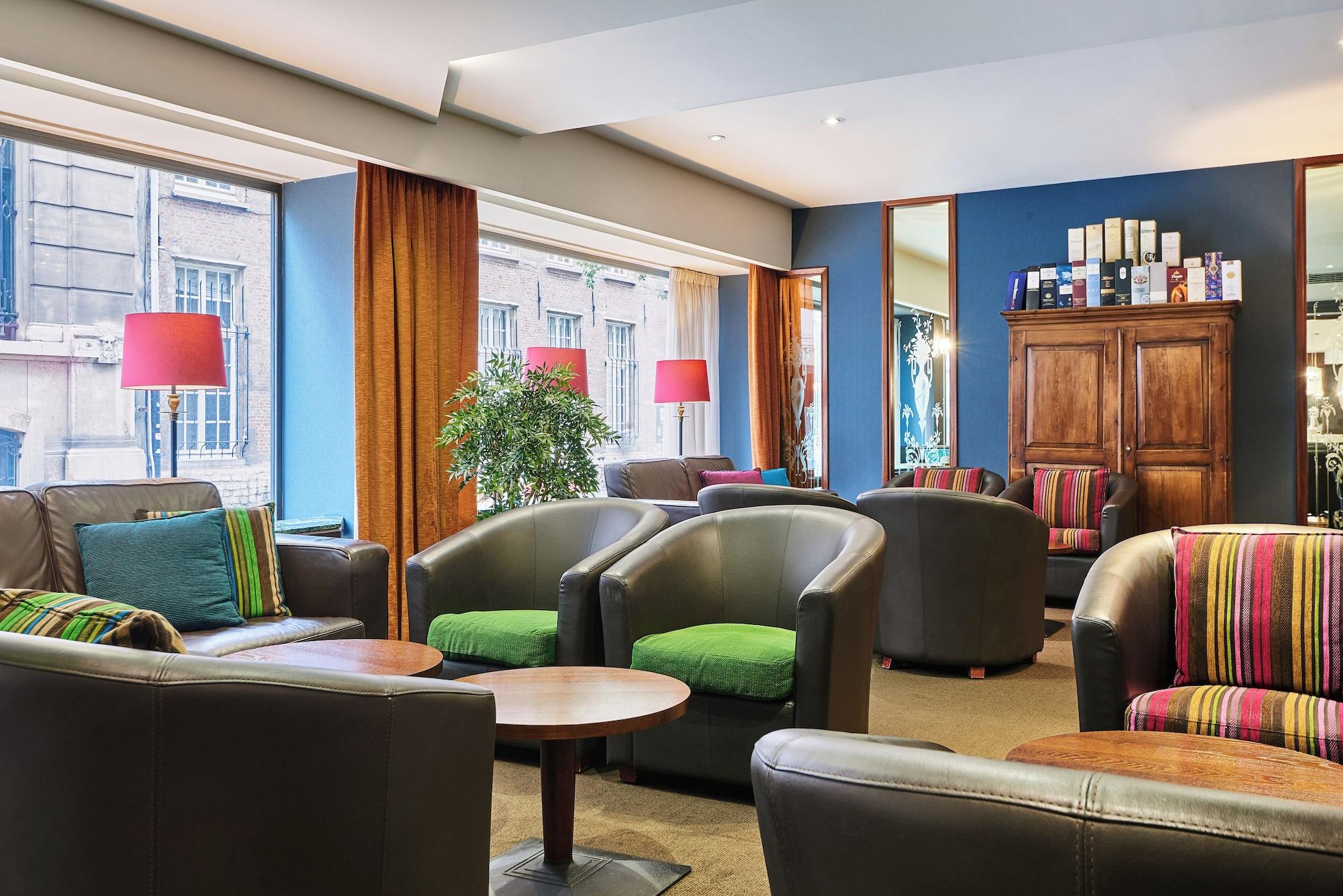 Vista Lobby Theater Hotel